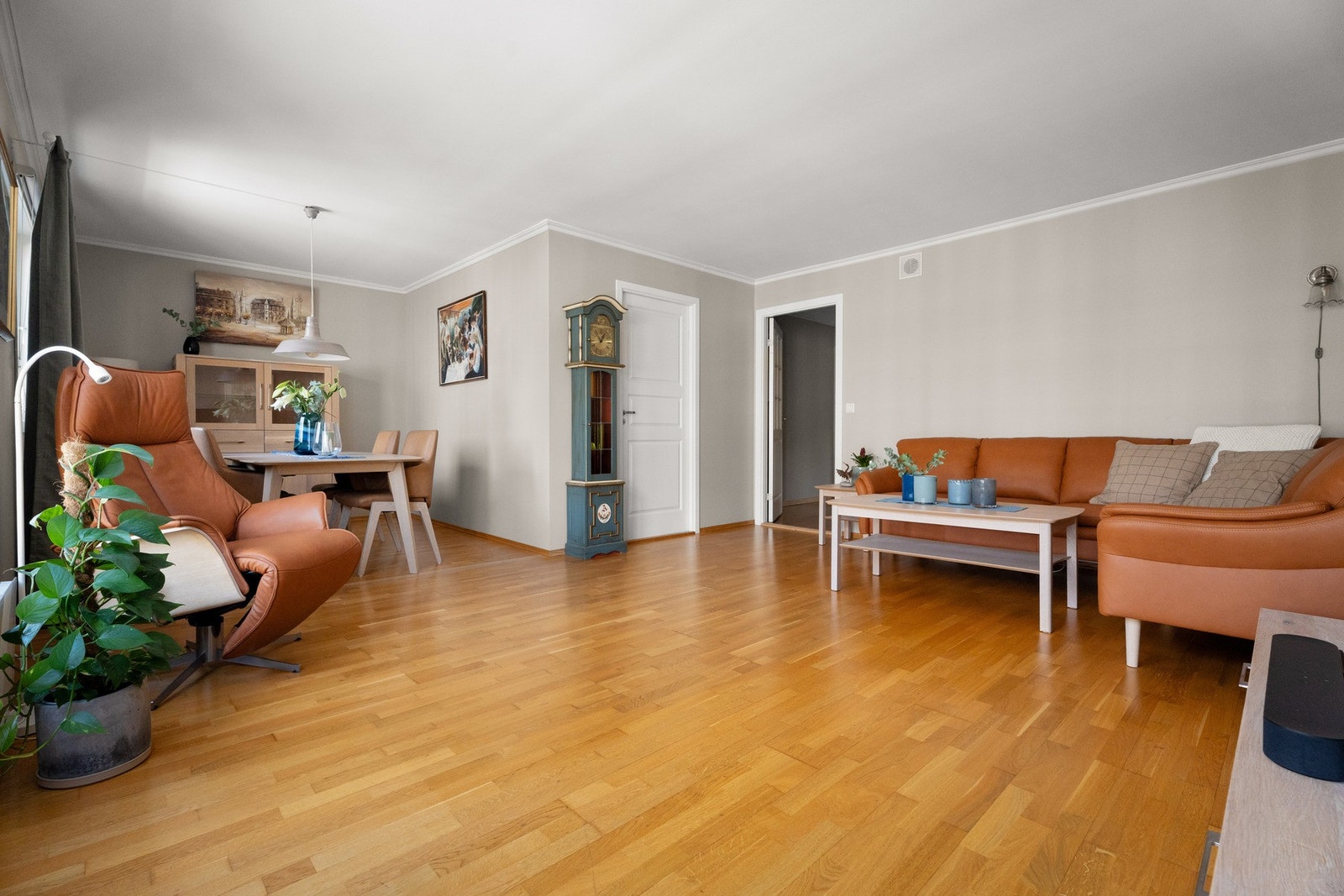 Det kan fint innredes med en spisestue i en egen del av rommet. Galleribilde