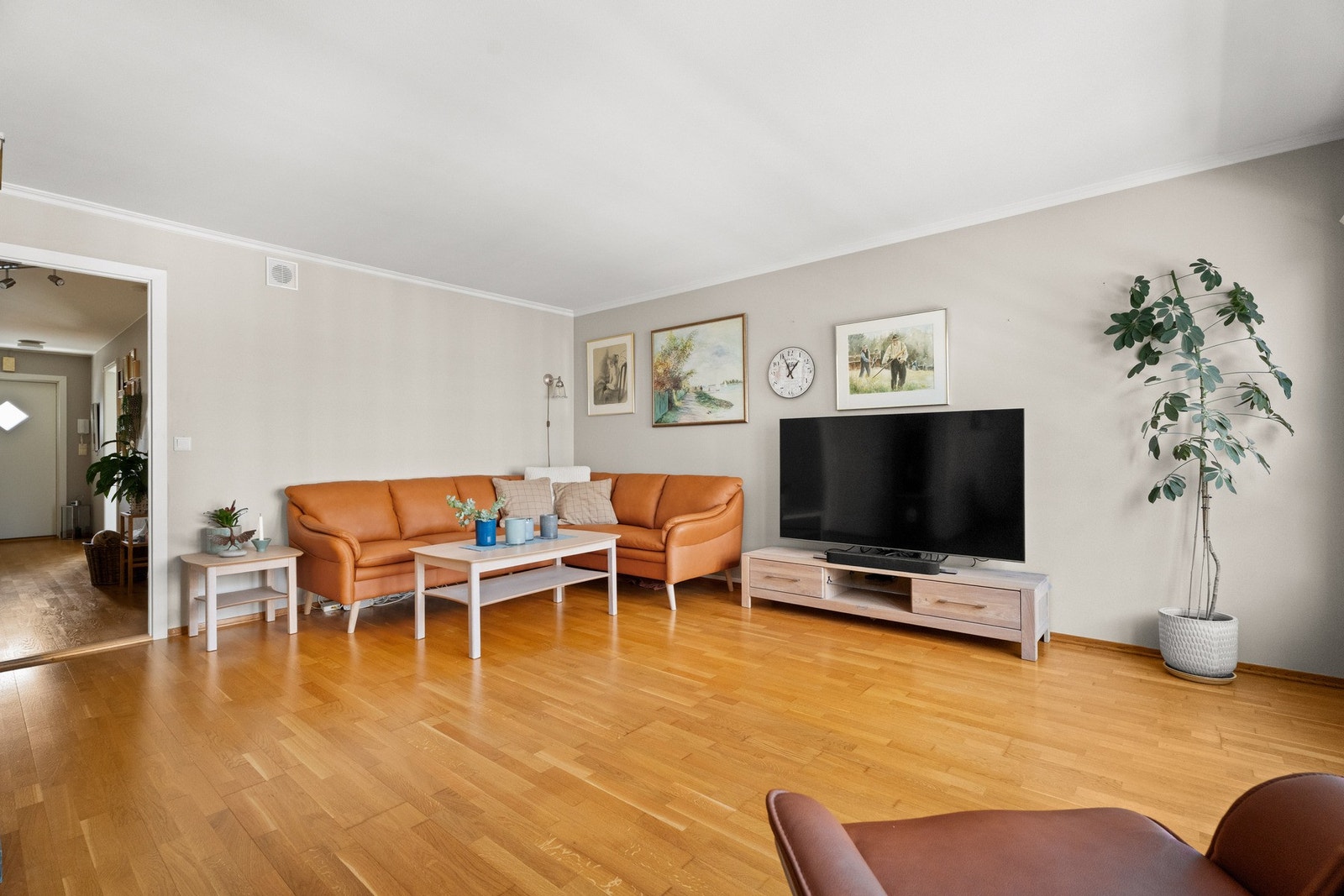 Det er god plass til både sofagruppe, godstol og tv-/mediastasjon. Galleribilde