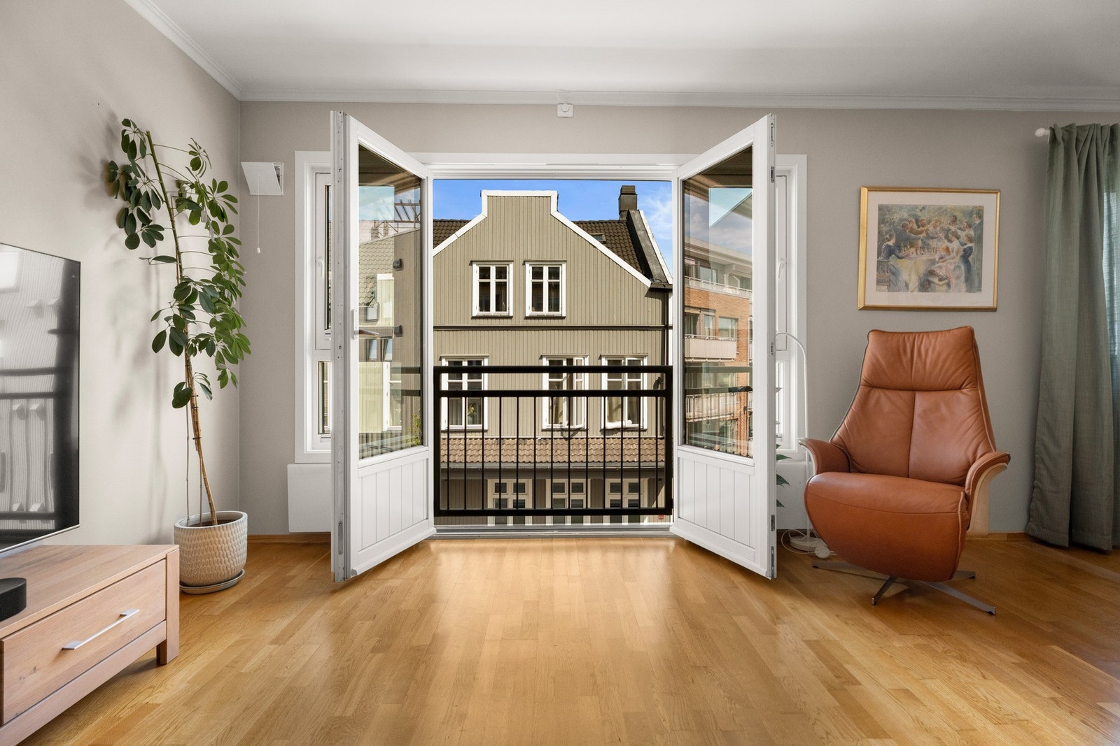 Store, nordøstvendte vinduer sørger for fin, naturlig lyssetting, og stuen har fransk balkong ut mot Pellygata. Galleribilde