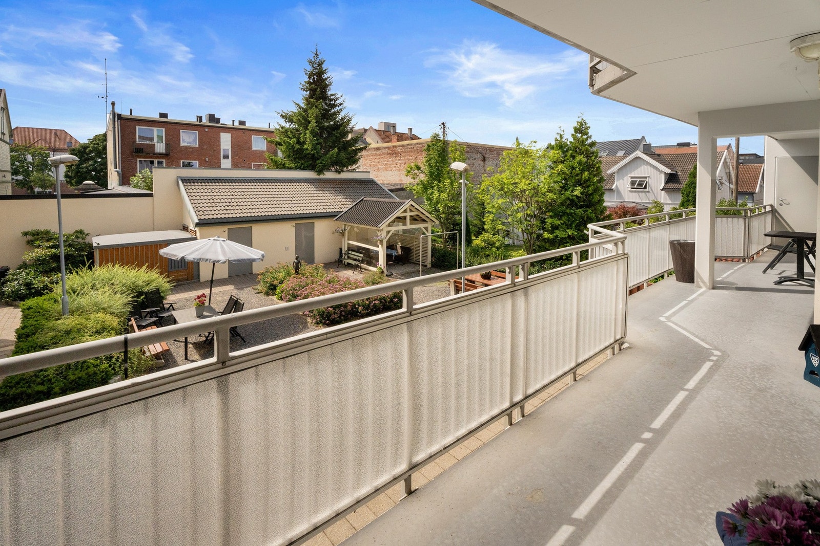 Leiligheten ligger i andre etasje, og har adkomst via felles oppgang og en lun, solrik svalgang som vender ut mot den koselige bakgården. Galleribilde