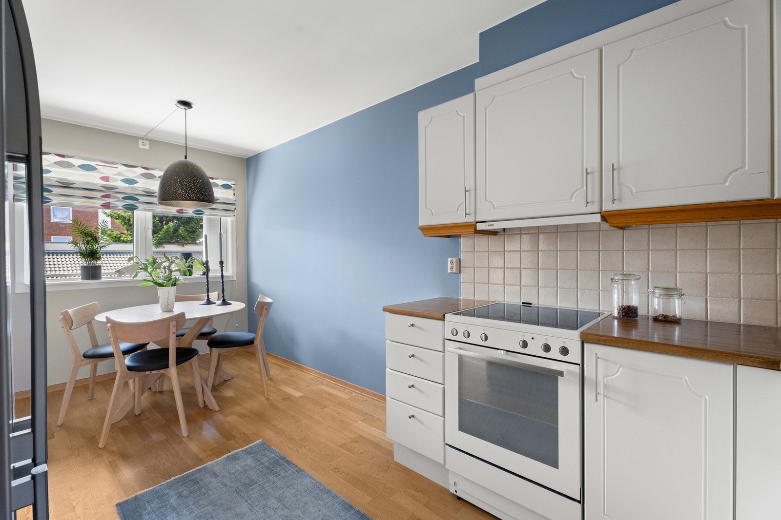 Kjøkkenet er utstyrt med ventilator, benkestikk og opplegg for oppvaskmaskin. Galleribilde