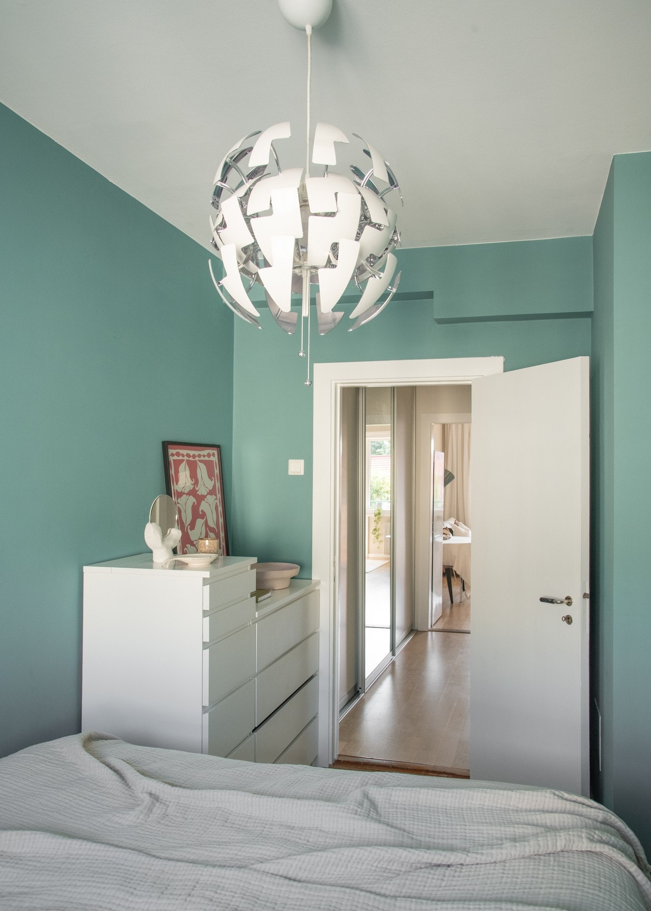 Det er god plass til dobbeltseng samt garderobemøblement, noe som gir gode innredningsmuligheter. Galleribilde