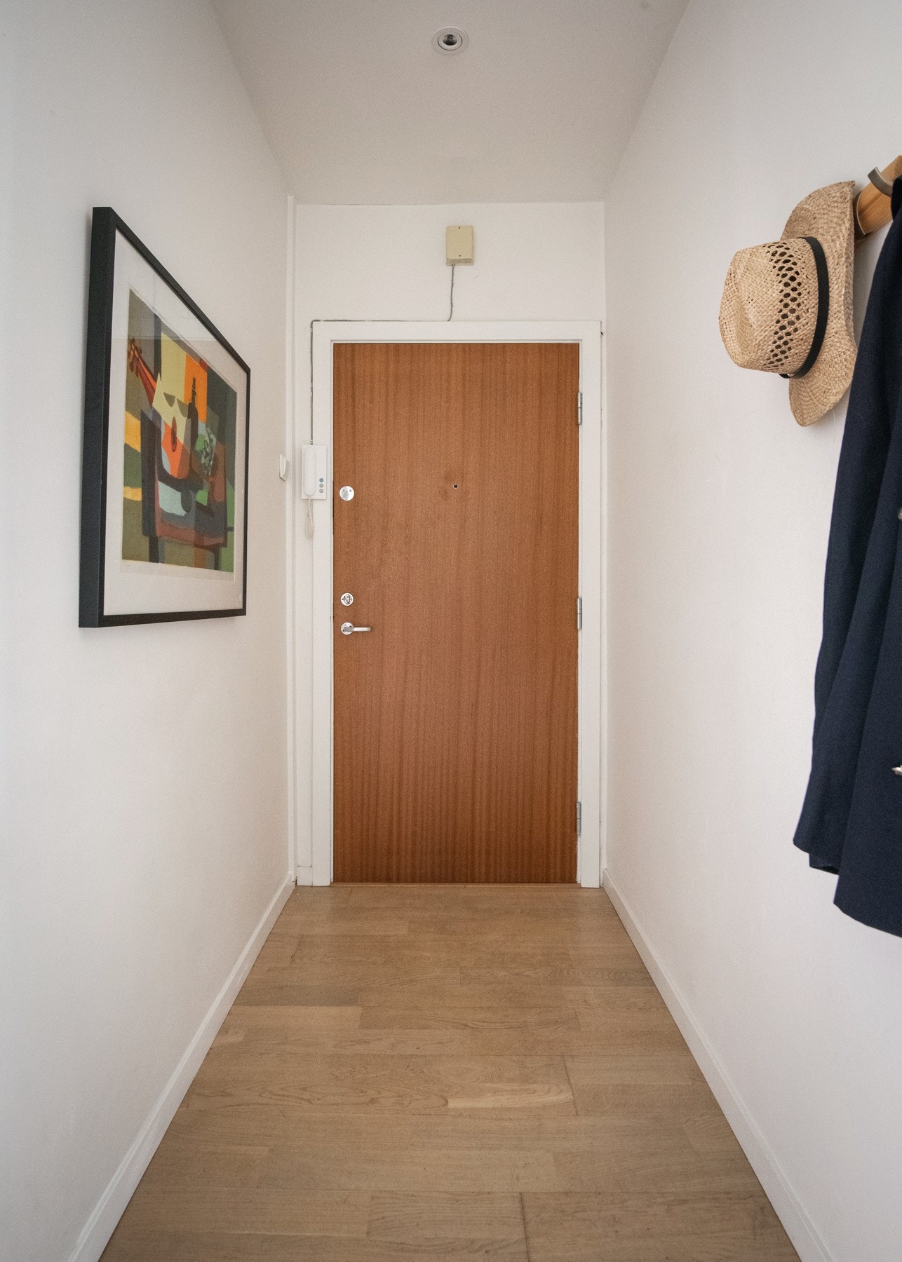 Boligen er attraktivt beliggende i byggets tredje etasje, med adkomst via en velholdt, felles trappeoppgang. Galleribilde