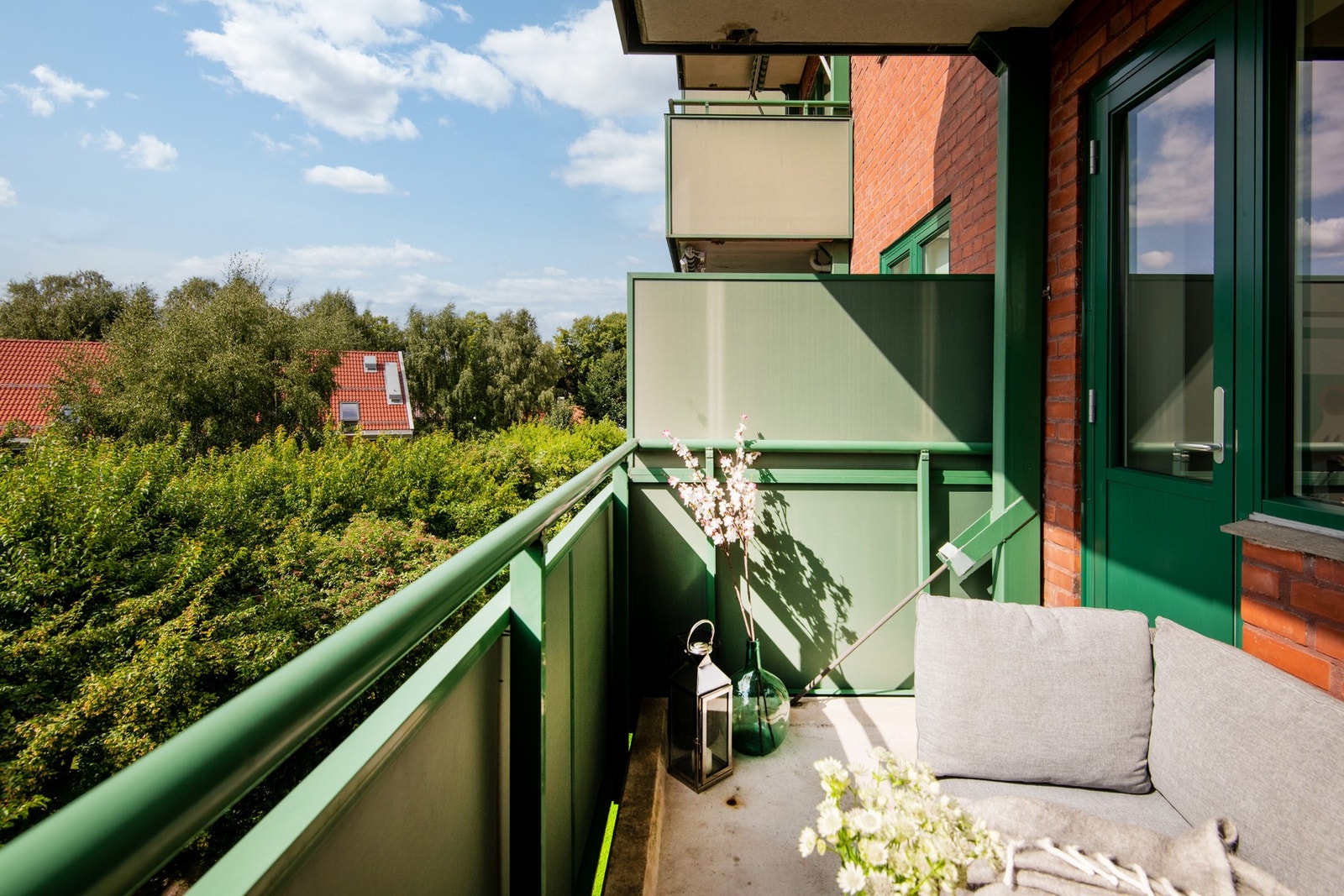 Balkongen har et areal på ca. 5m², skjermet for innsyn og vendt mot en grønn og stille bakhage. Galleribilde