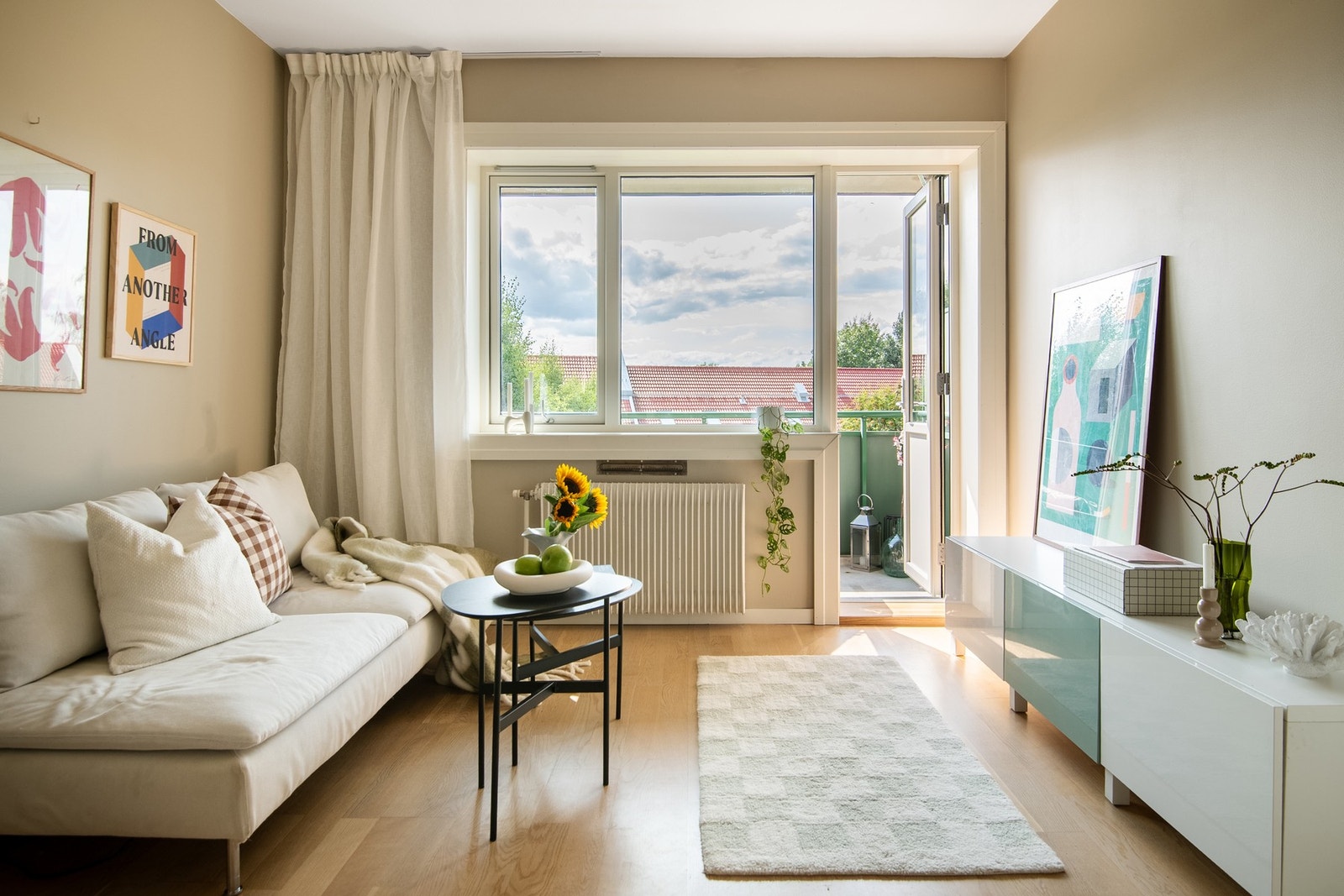 Stuen har store vindusflater og ny balkongdør som ble skiftet ut i 2023 (i regi av sameiet). Galleribilde