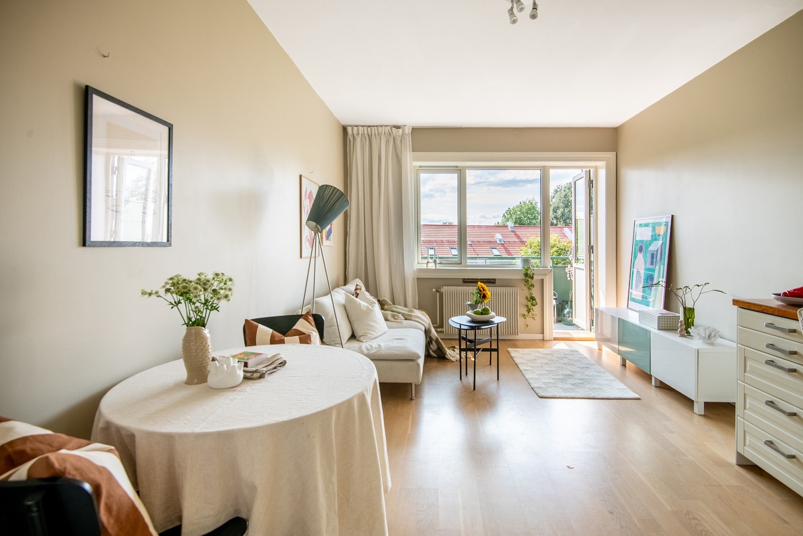 Dette er en lys og sosial bolig som kombinerer sentral beliggenhet med fredelige omgivelser. Galleribilde