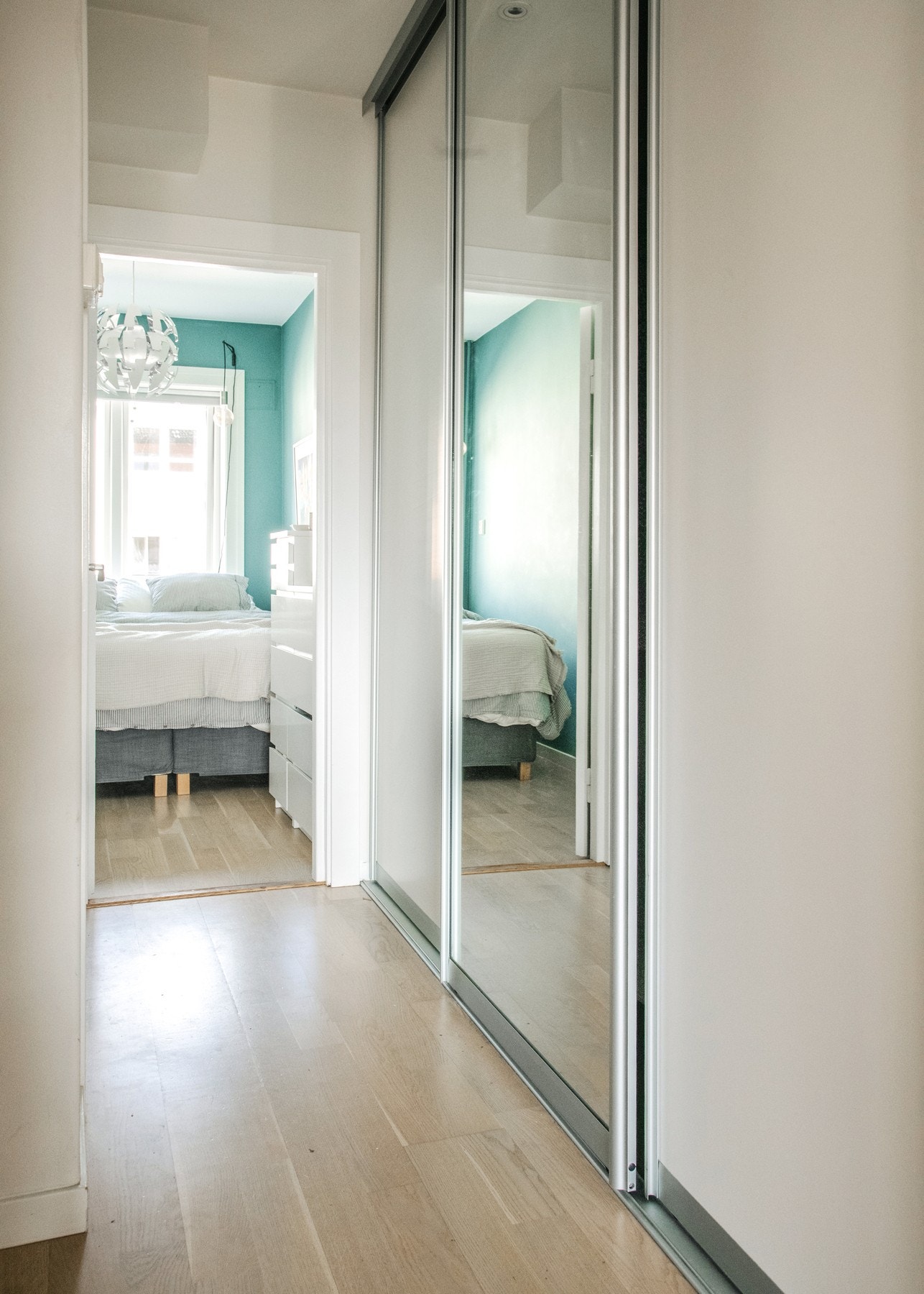 Det er montert en praktisk skyvedørsgarderobe fra 2018 sørger for rikelig oppbevaringsplass og bidrar til en ryddig entré. Galleribilde