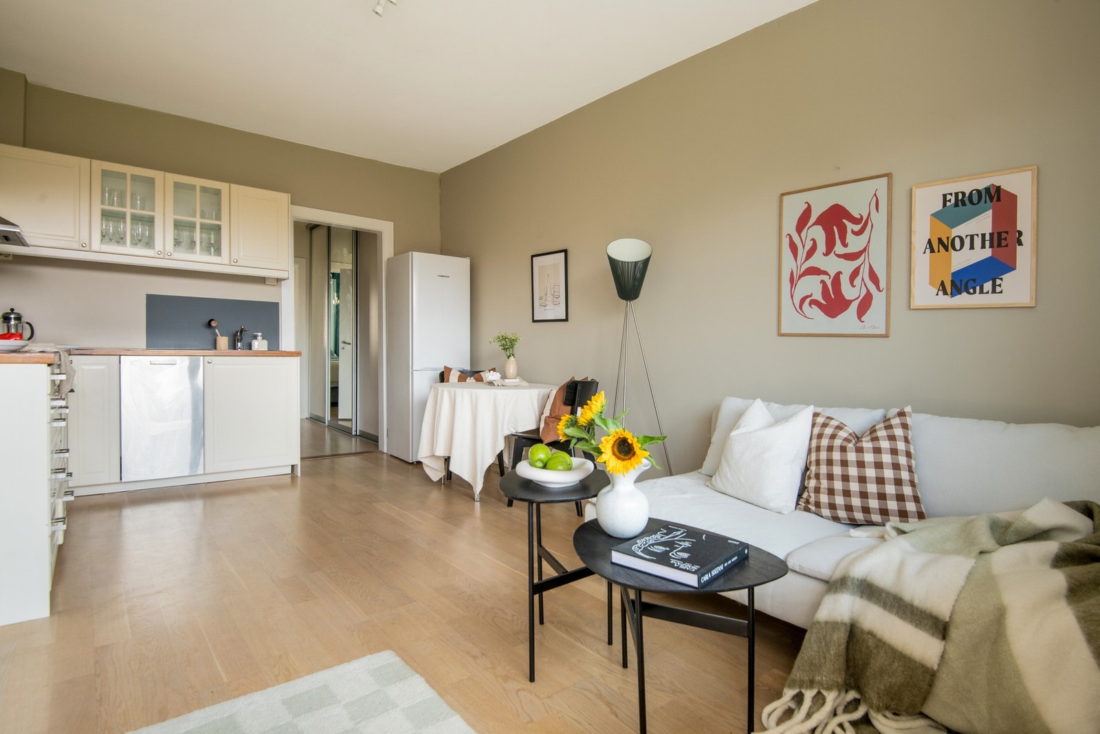 Her får du en gjennomgående planløsning med en romslig stue i åpen løsning mot kjøkkenet, perfekt for både hverdagsliv og hyggelige sammenkomster. Galleribilde