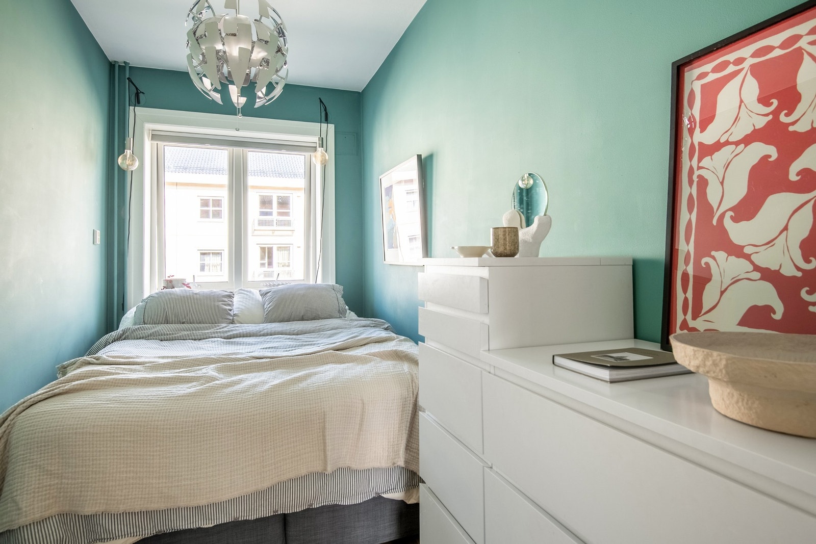 Soverommet er romslig og lyst, med et stort vindu som slipper inn rikelig med dagslys. Galleribilde