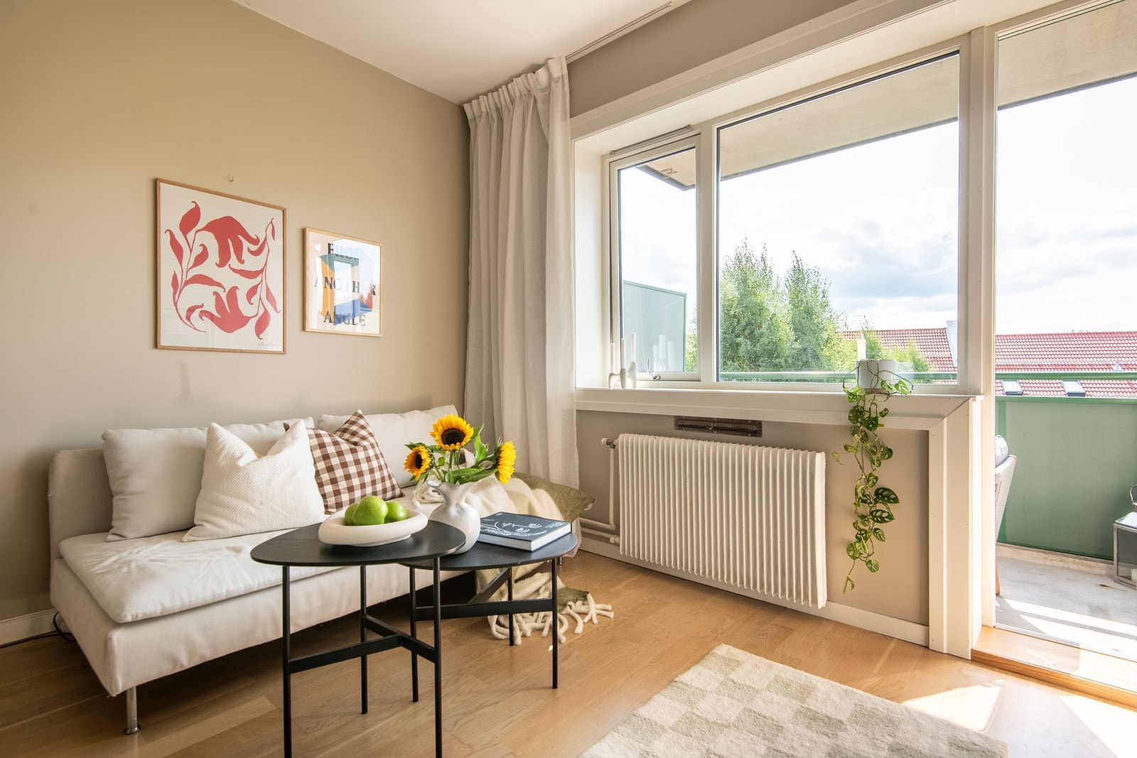 Stuen har gode møbleringsmuligheter med plass til sofa, stuebord, tv-benk og et spisebord ved kjøkkenet. Galleribilde