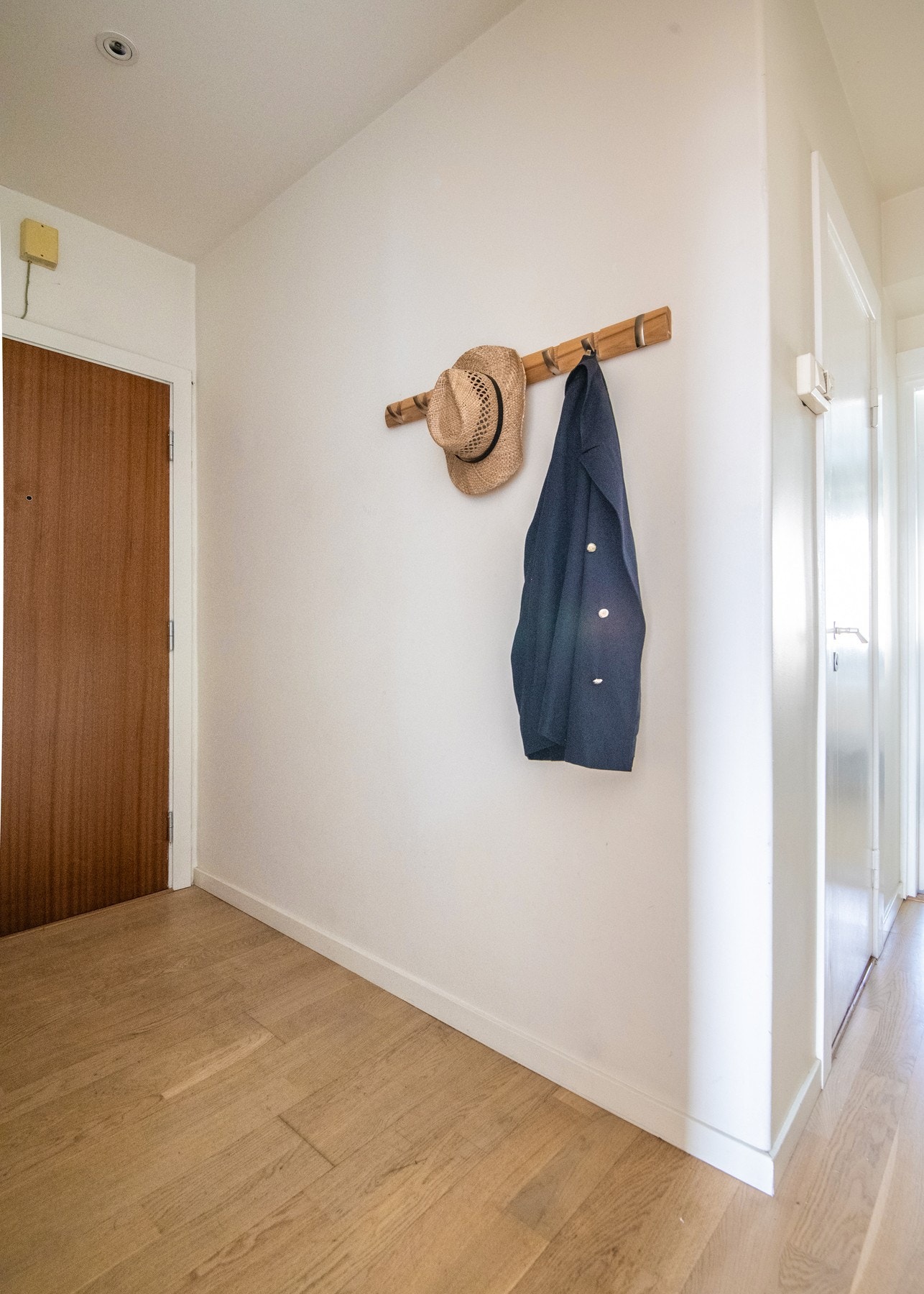 Den romslige gangen har lysmalte vegger, parkettgulv og innfelte downlights som gir et moderne og hyggelig preg. Galleribilde