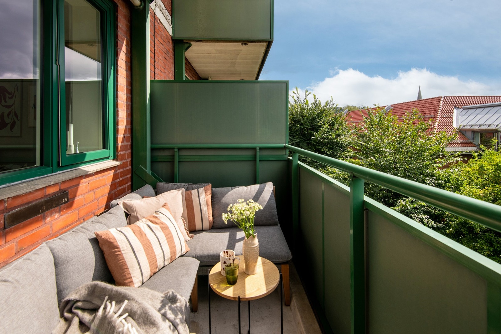 Solrik sørvestvendt balkong - et ekstra oppholdsrom om sommeren med sol fra ettermiddag til kveld. Galleribilde