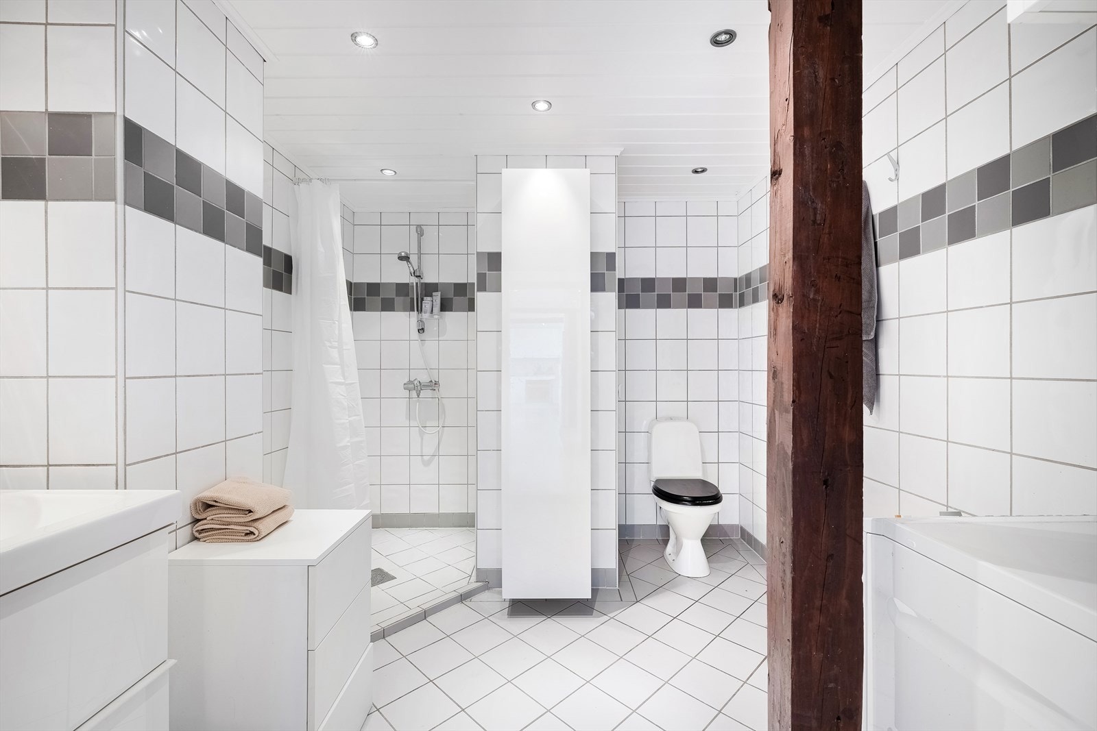 - Romslig flislagt bad med varmekabler og opplegg for vaskemaskin - Galleribilde