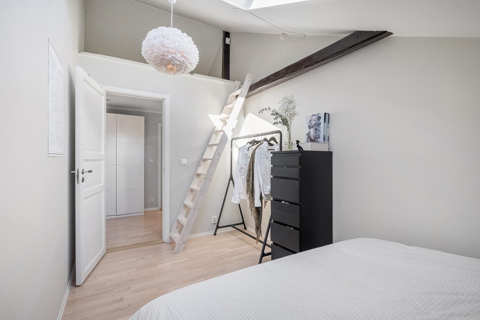 - Her er det også hems for ytterligere oppbevaring - Galleribilde