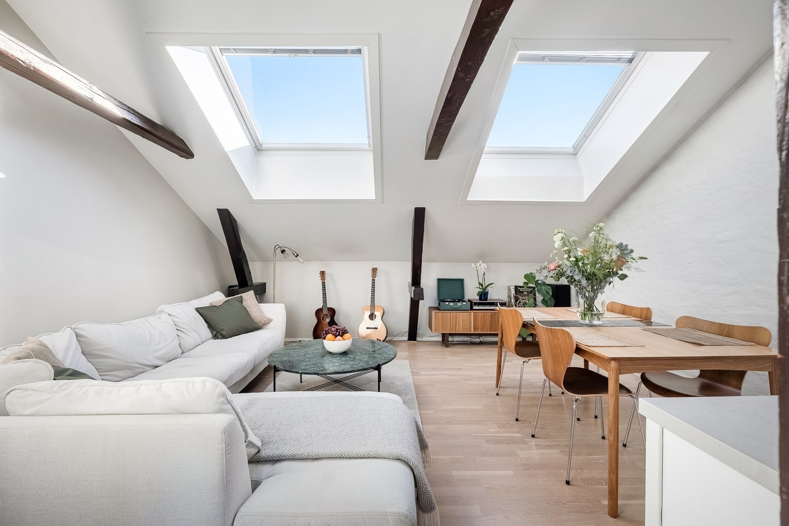 - Store takvinduer gir rikelig med naturlig lys - Galleribilde