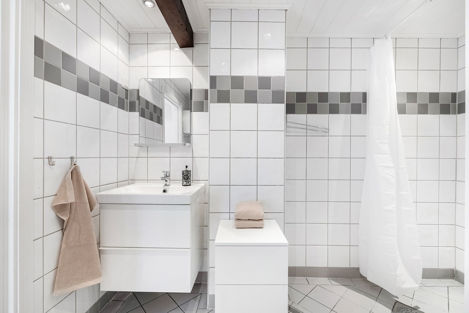 - Elektrisk styrt vifte i himling sikrer god ventilasjon - Galleribilde