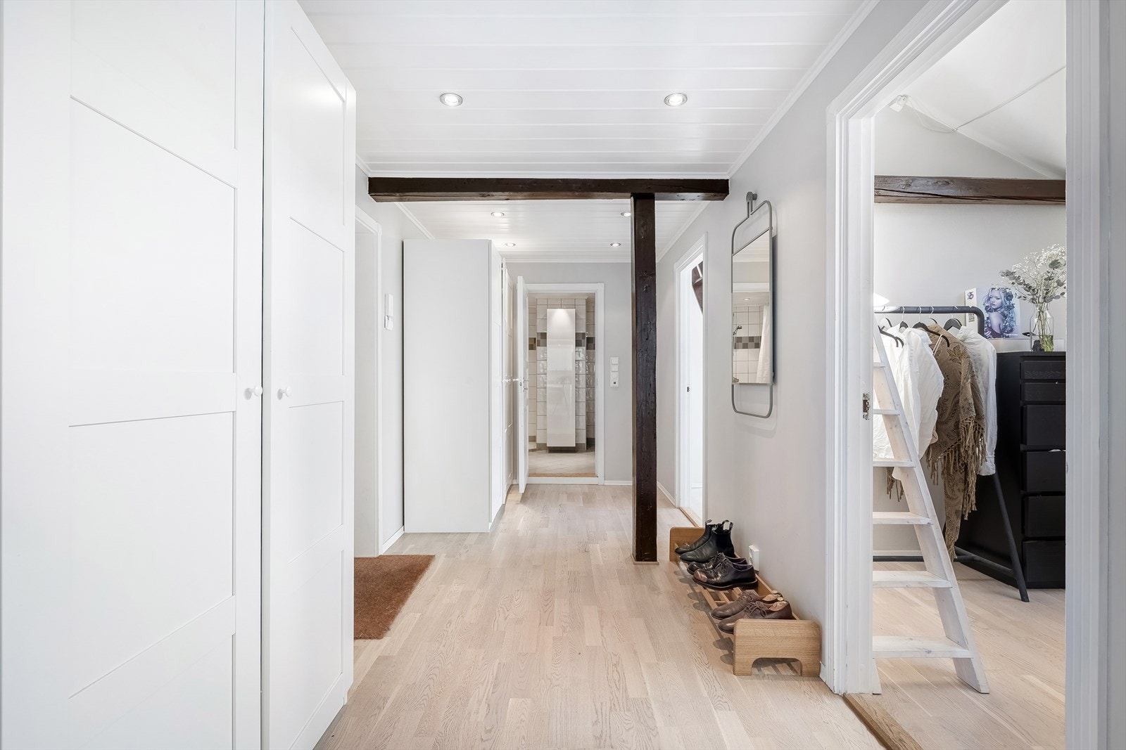 - Stor og romslig entré med god plass til å henge fra seg ytterklær og sko - Galleribilde