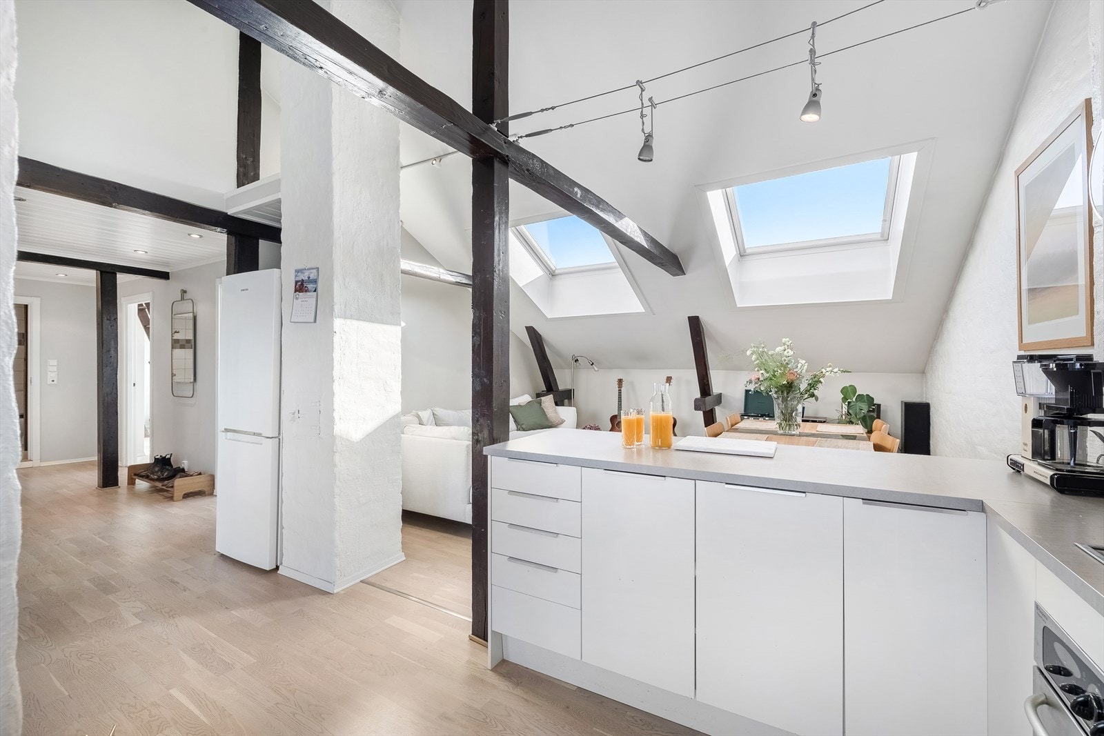 - Åpen stue/kjøkkenløsning gjør dette til en sosial arena - Galleribilde