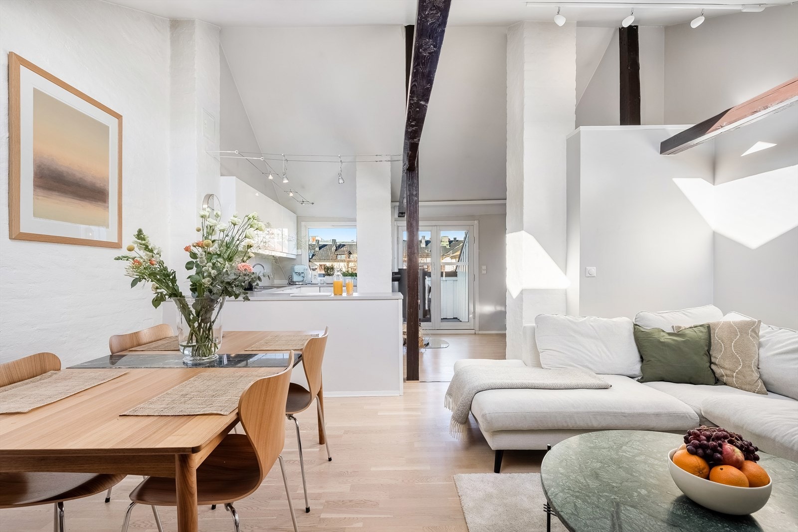 - Store vindusflater kombinert med lyse, moderne farger gir en luftig og god atmosfære - Galleribilde