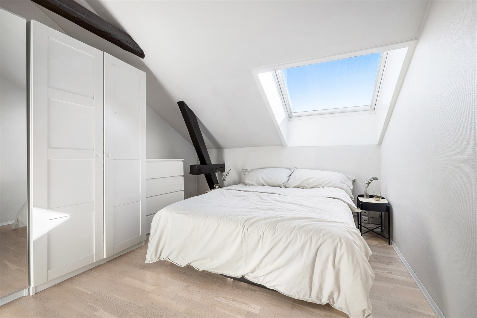 - Soverom 1 er av god størrelse med god plass til dobbeltseng med tilhørende nattbord - Galleribilde