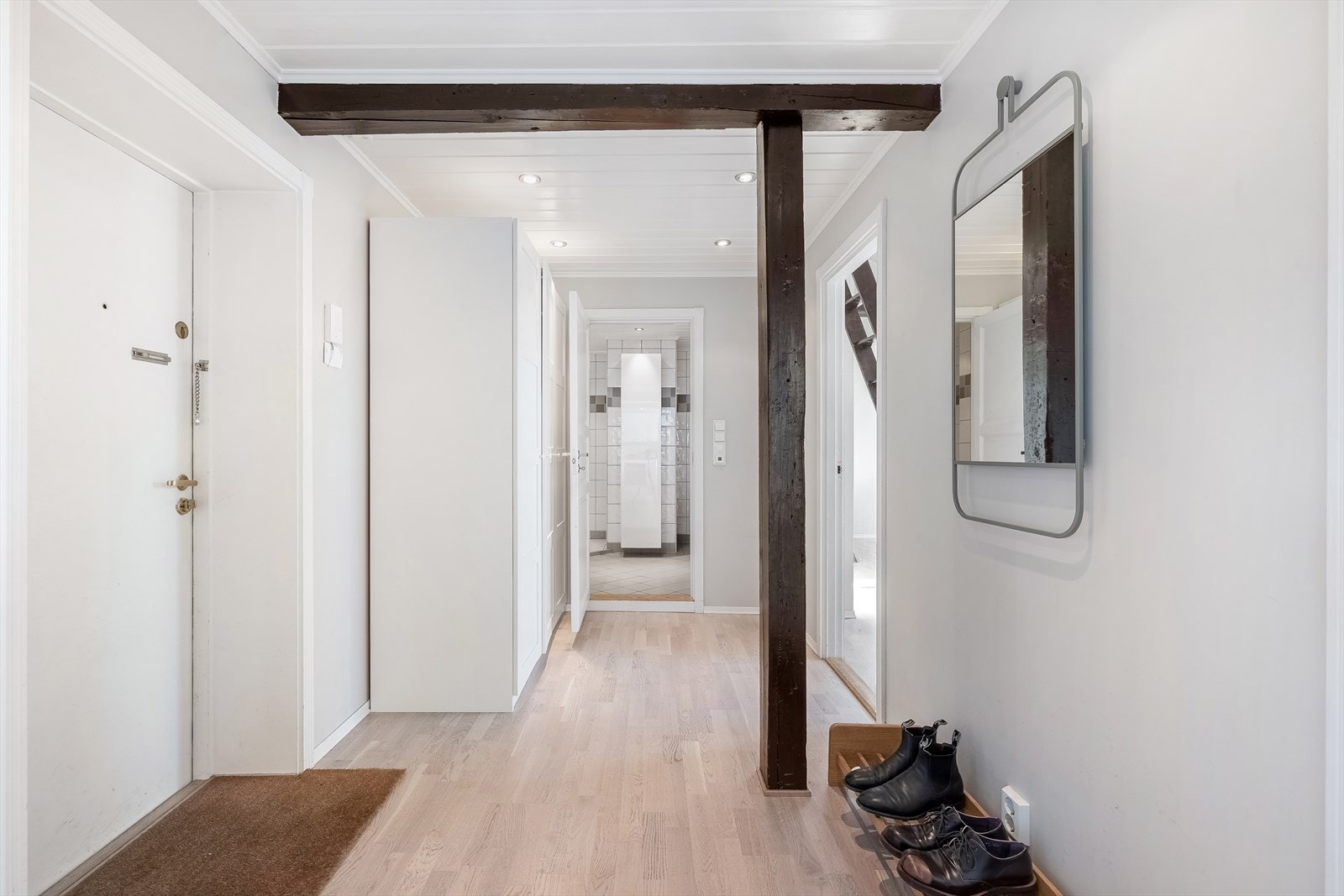 - Innbydende entré, med god plass til sko og yttertøy - Galleribilde