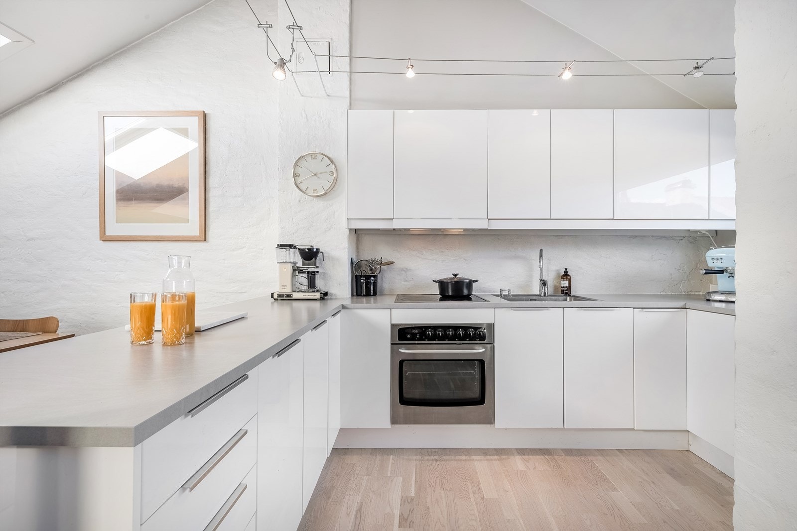 - Stort kjøkken med god skap -og benkeplass. Integrerte hvitevarer som medfølger i handelen - Galleribilde