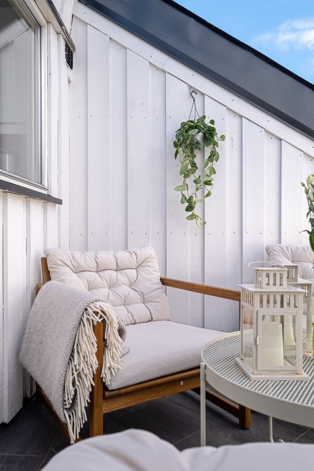 - Terrassen har adkomst fra kjøkkenet og vender mot bakgården - Galleribilde