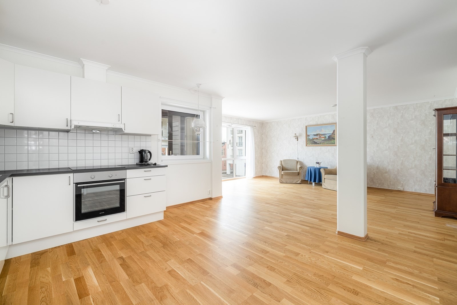 I stuedelen er det plass til både en sofagruppe og et spisestuebord. Galleribilde