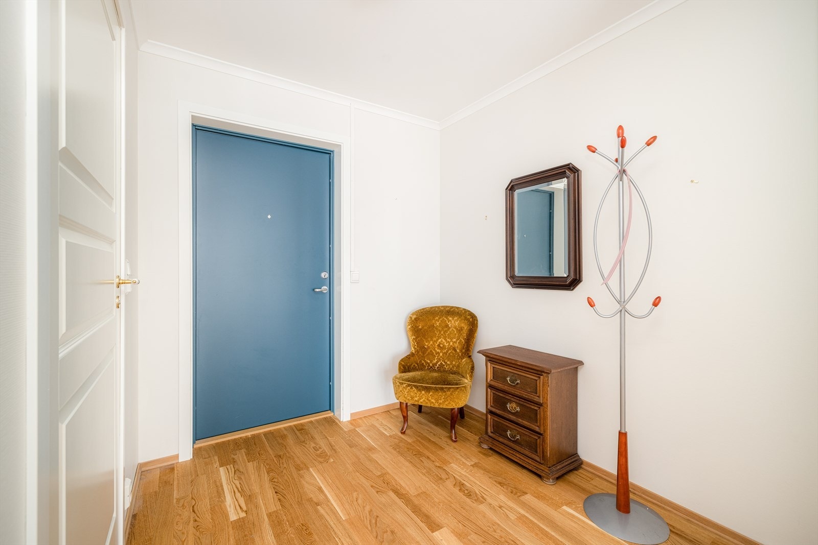 Entreen er 5 kvm stor og har plass til garderobeskap. Galleribilde