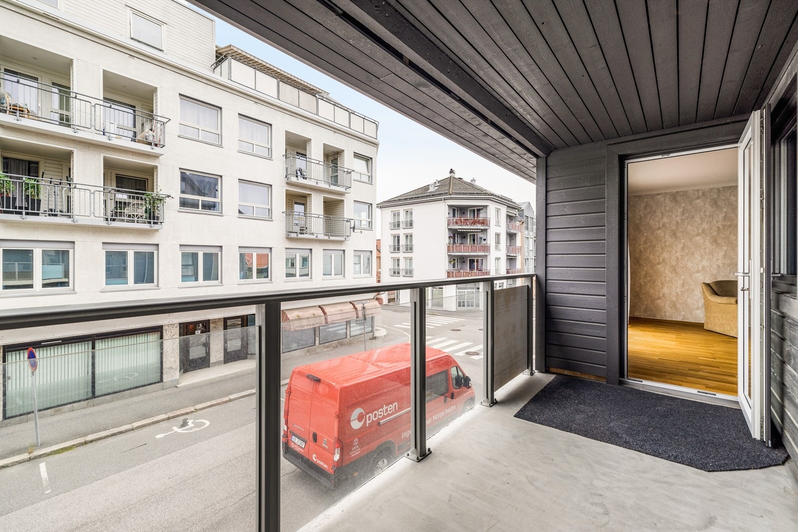 Beliggende mot nordøst har boligen en 10 kvm stor og overbygget veranda med utsyn ut over nærområdet.
Fra verandaen er det inngang til stue og kjøkken. Galleribilde