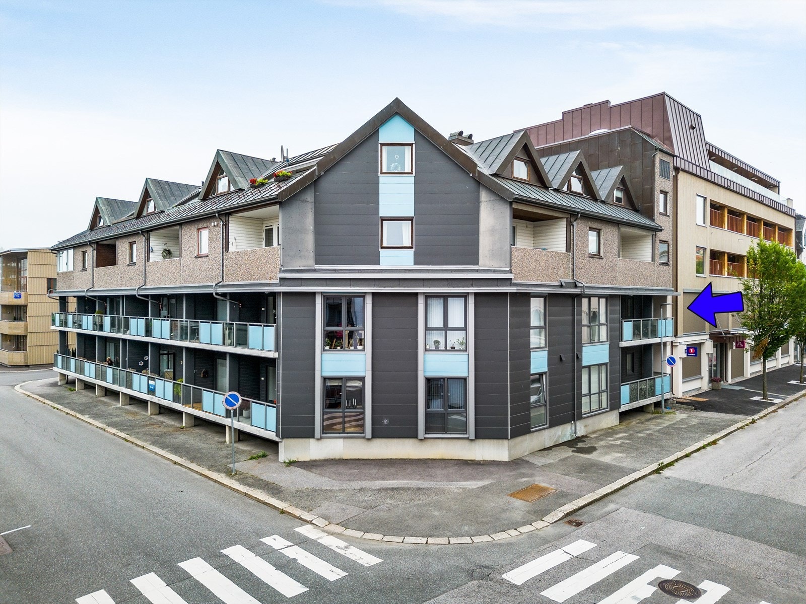 Boligen ligger i fint til i 2. etasje tilknyttet Holbergsgate borettslaget beliggende på Lie. Fra boligen er det kort gangavstand til Lietorvet og Lie Kultur- og Aktivitetssenter som kan tilby bl.a. åpen kafe, konserter, diverse kurs og klubber. Galleribilde