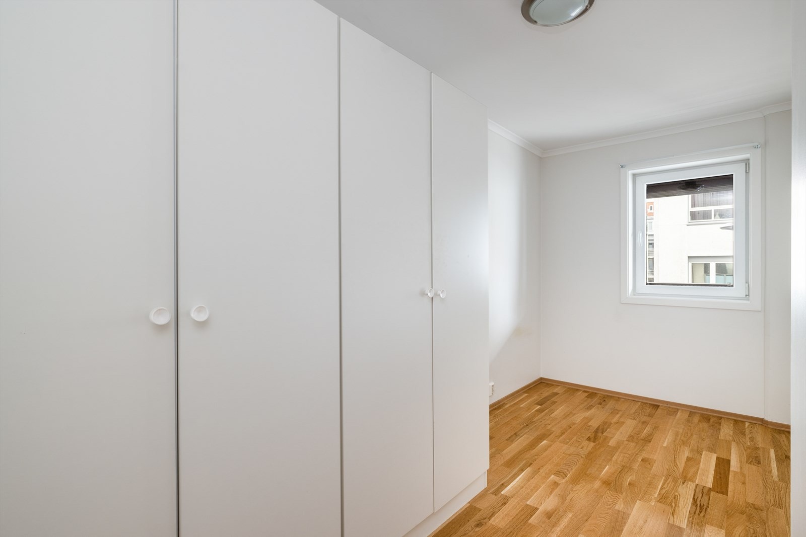 I boligen er det to romslige soverom.
Soverom nr. 1 er 11 kvm stort og har garderobeskap. Galleribilde