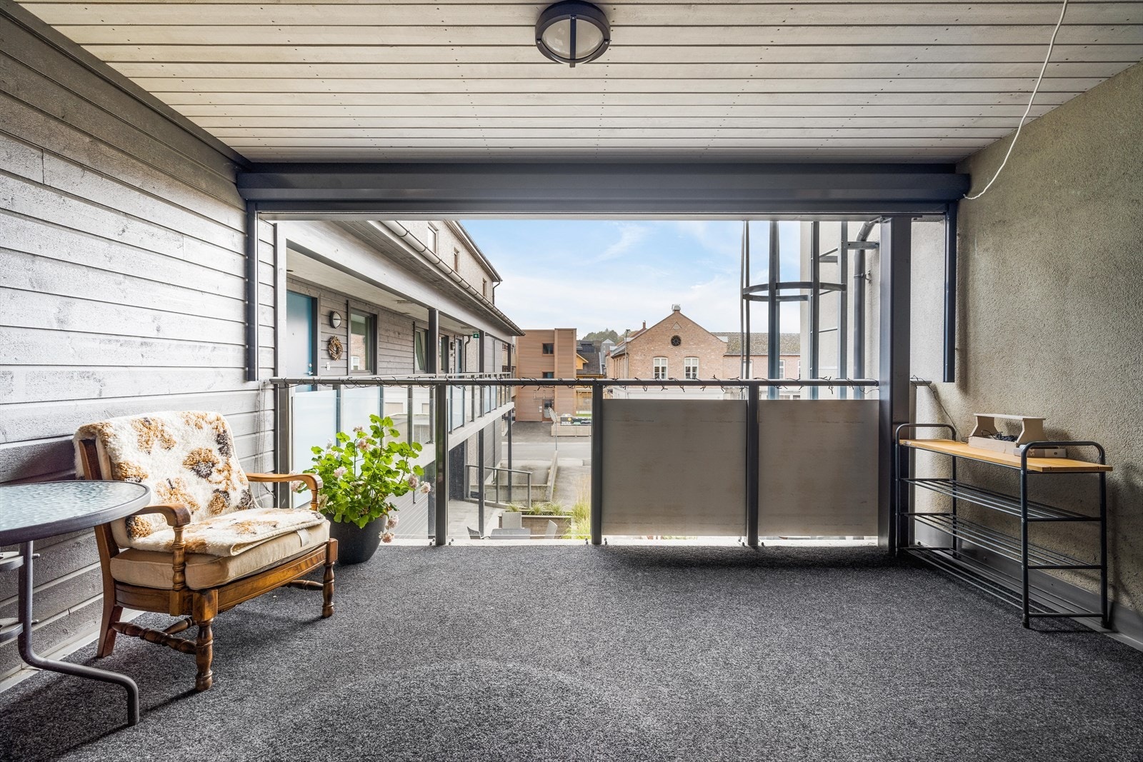 Fra soverommet er det utgang til en overbygget veranda på 13 kvm mot nordvest. Galleribilde