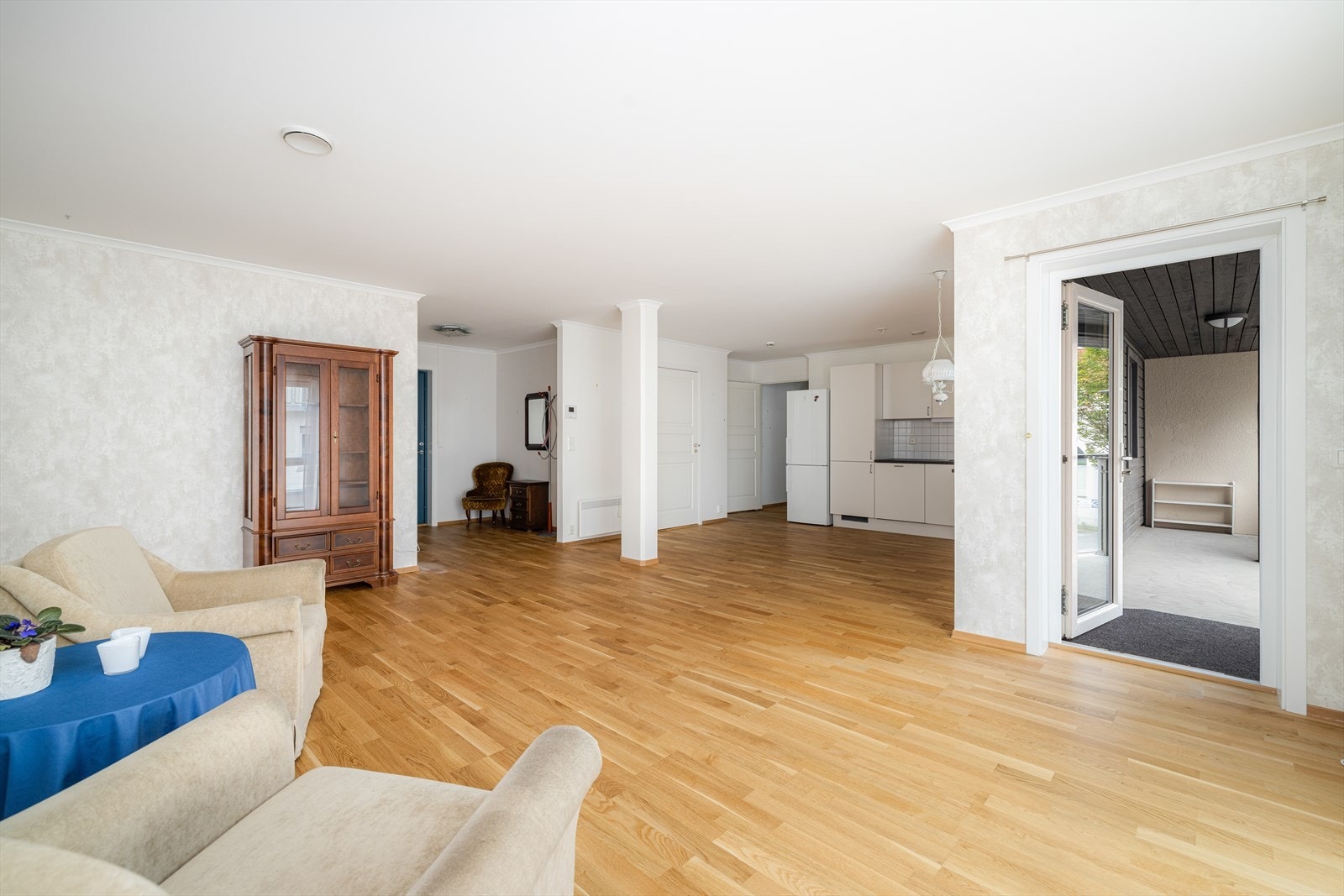 Velholdt og romslig, sentralt beliggende leilighet. Stuen og kjøkkenet har åpen løsning og rommet er til sammen 38 kvm stort. Galleribilde