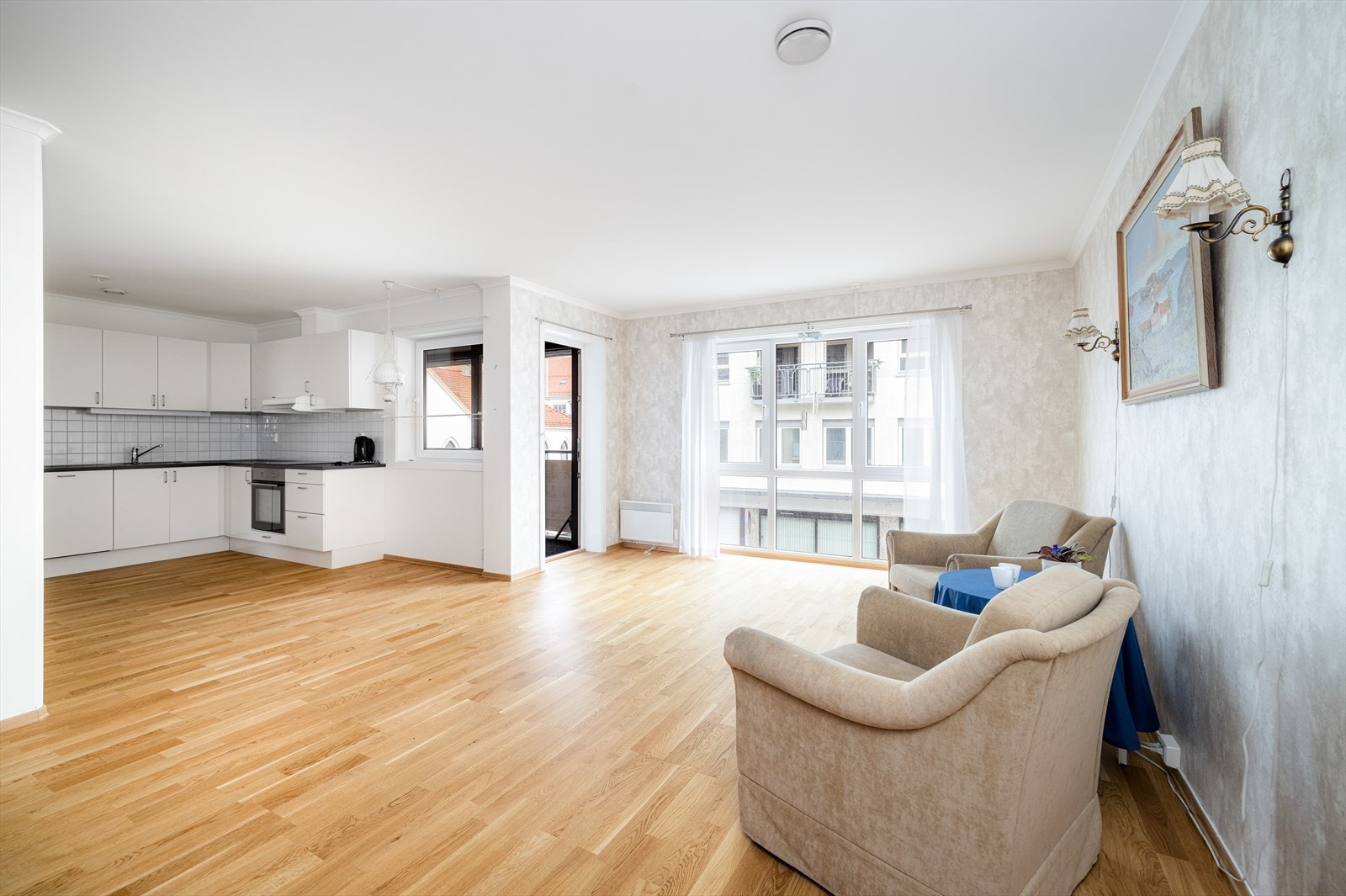 Boligen fremstår som en pen og lettstelt 3-roms leilighet fra 2017 med romslig og fin planløsning. Det er parkett på gulv og malte flater på vegger. Balansert ventilasjonsanlegg. Galleribilde