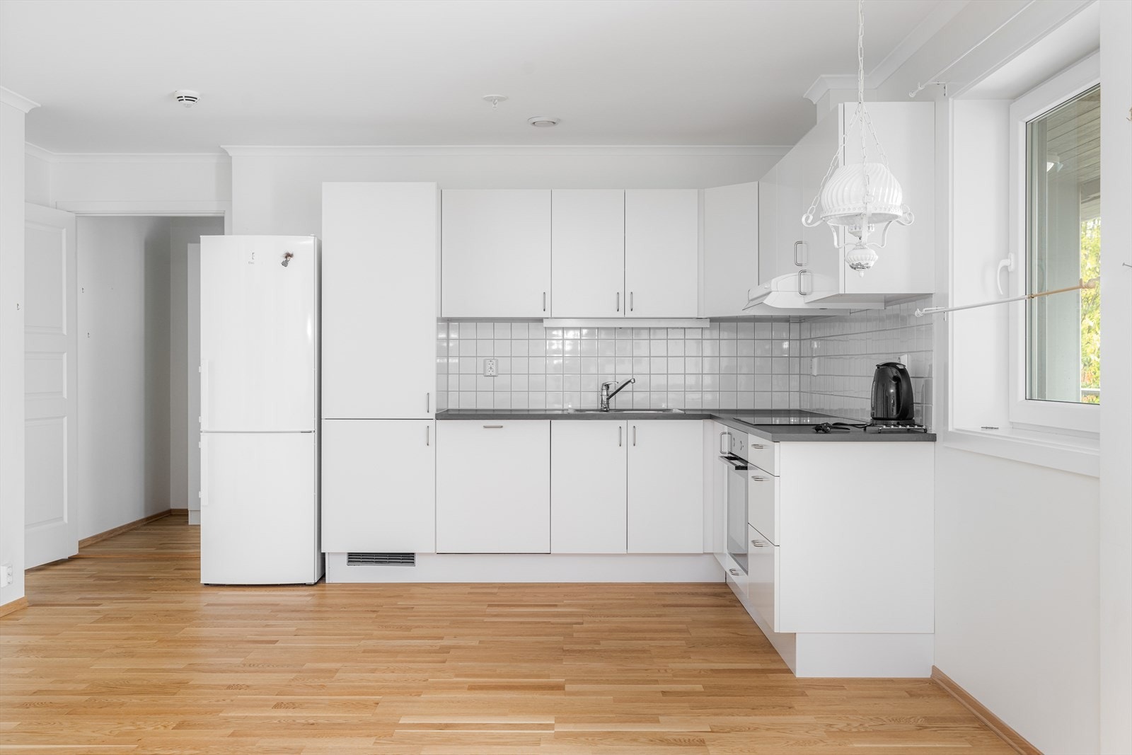 Kjøkkendelen har en pen innredning med slette fronter og laminat benkeplate. Det er ventilator og integrerte hvitevarer som oppvaskmaskin, kjøl- og fryseskap, platetopp og komfyr. Ved vinduet er det plass til et lite kjøkkenbord. Galleribilde