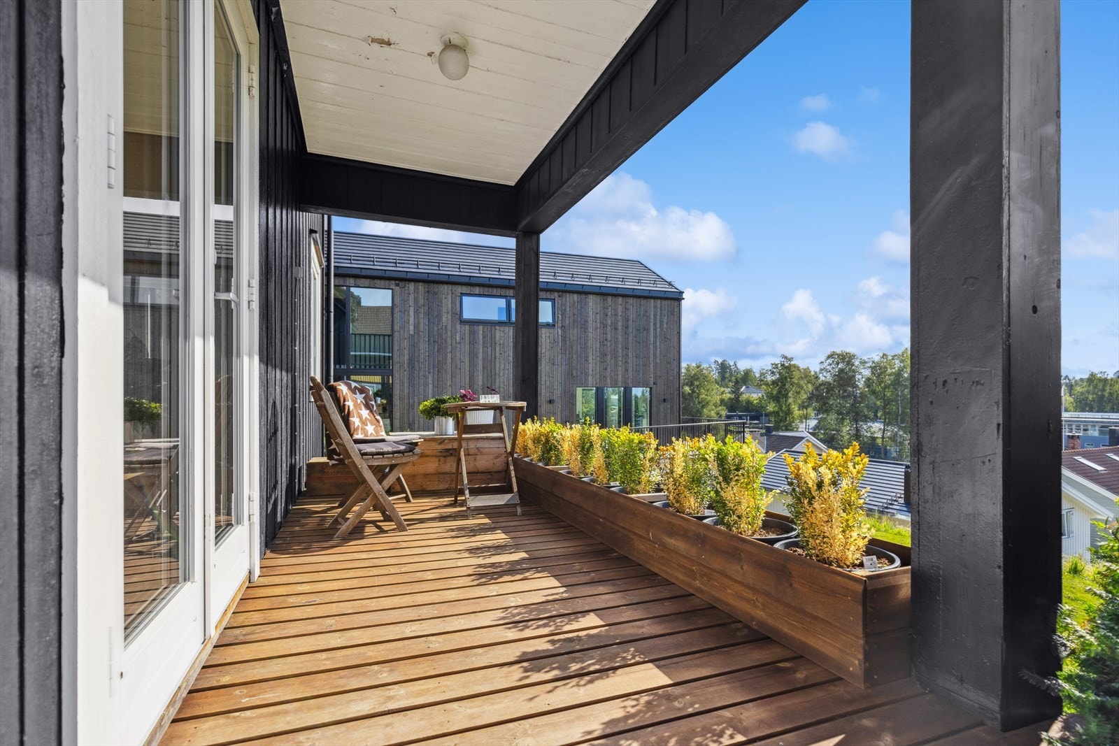 Terrasse utenfor 1. etasje med utsikt og tilgang til hage Galleribilde