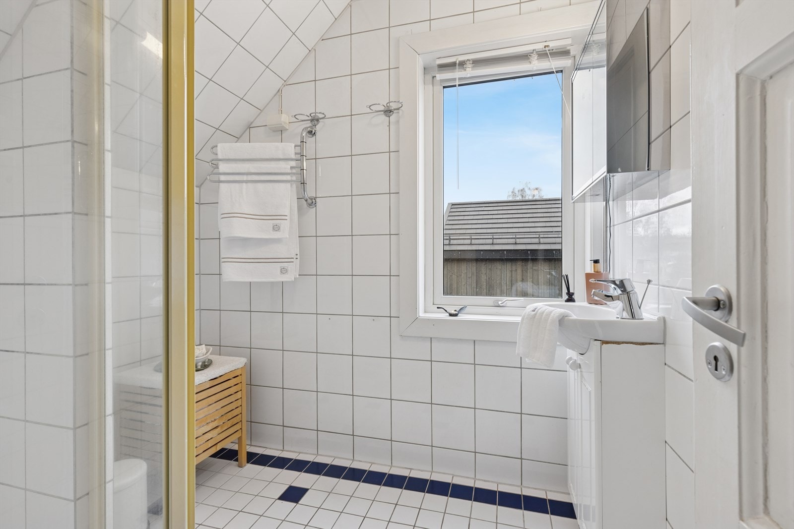 Flislagt bad med dusj i 2 etg Galleribilde