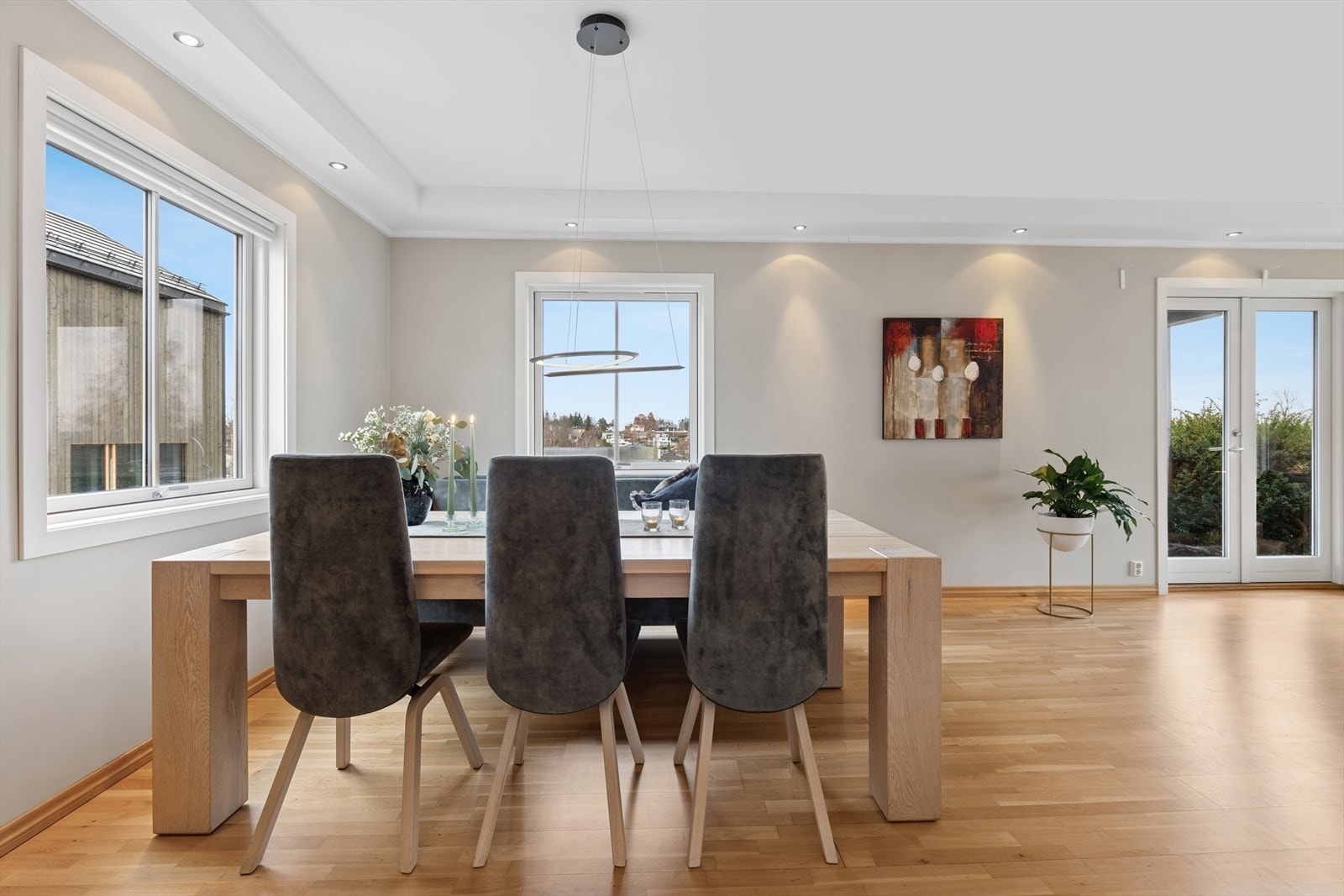 Stuen er delt inn i flere soner og har god plass til stort spisebord Galleribilde