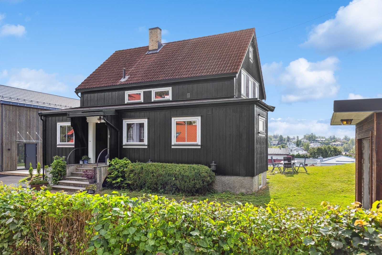 Eiendommen ligger høyt og fritt Galleribilde