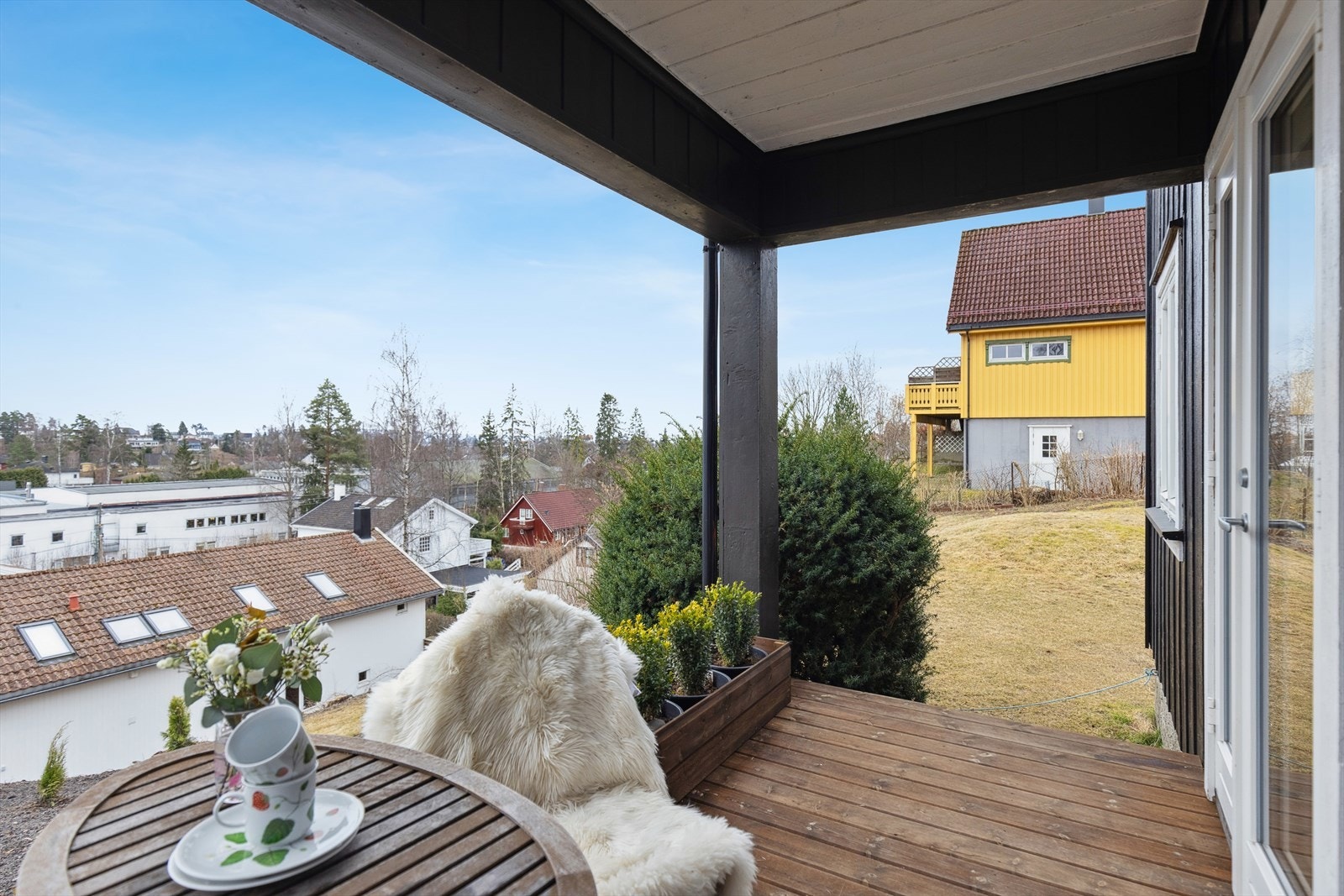 Terrasse med utsikt og tilgang til hage Galleribilde