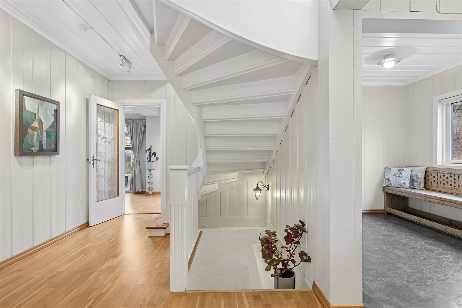 Hall med trapp ned til kjeller Galleribilde