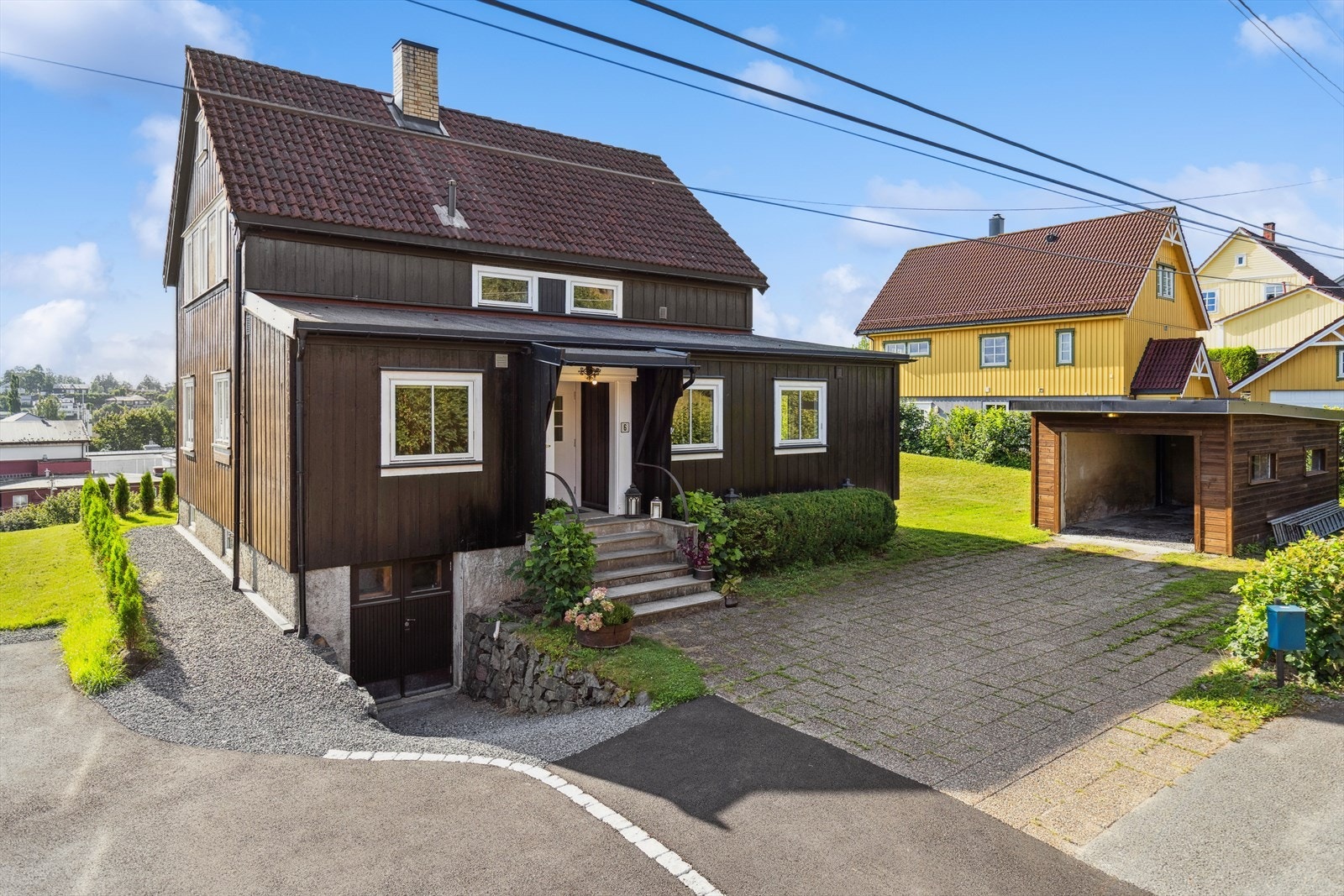 Boligen har egen inngang til kjelleren - garasje - gårdplass Galleribilde