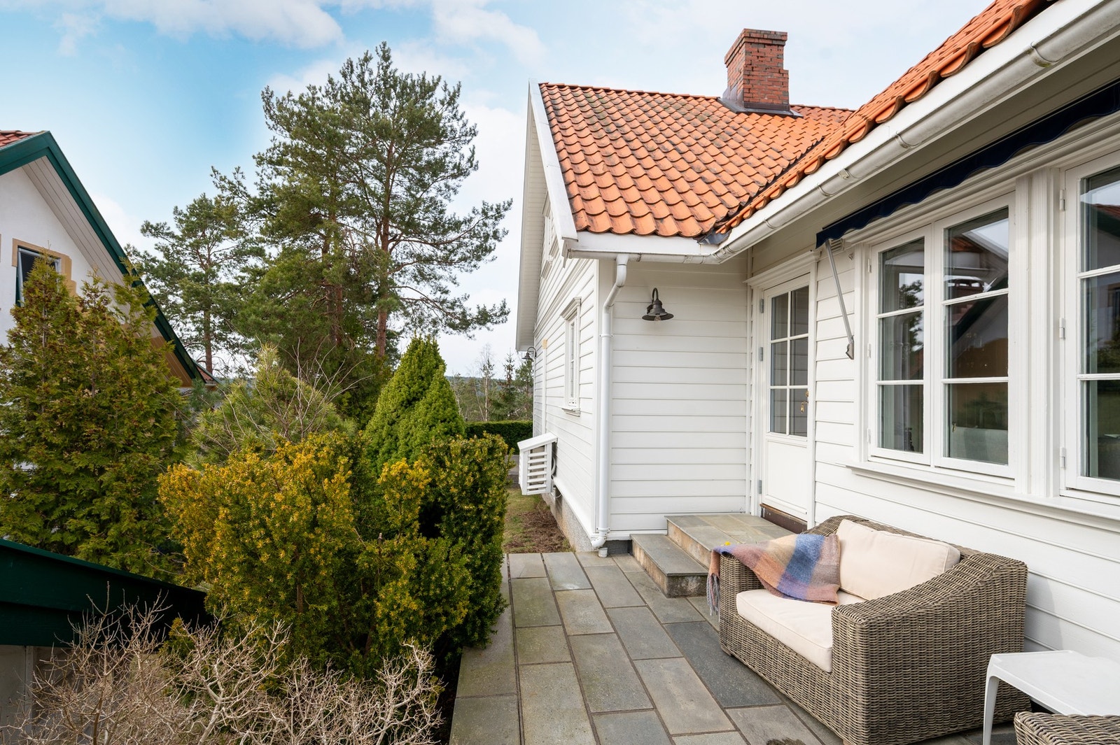 På utsiden av kjøkkenet er det en usjenert markterrasse mot syd. Galleribilde