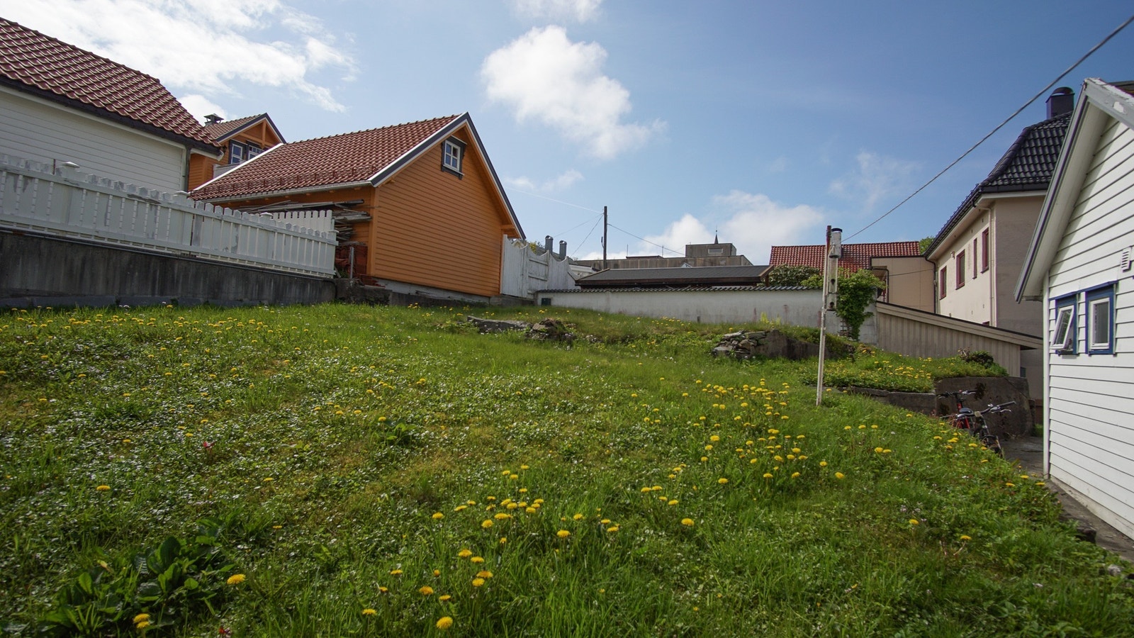 Hage vendt mot sør midt i byn. Galleribilde