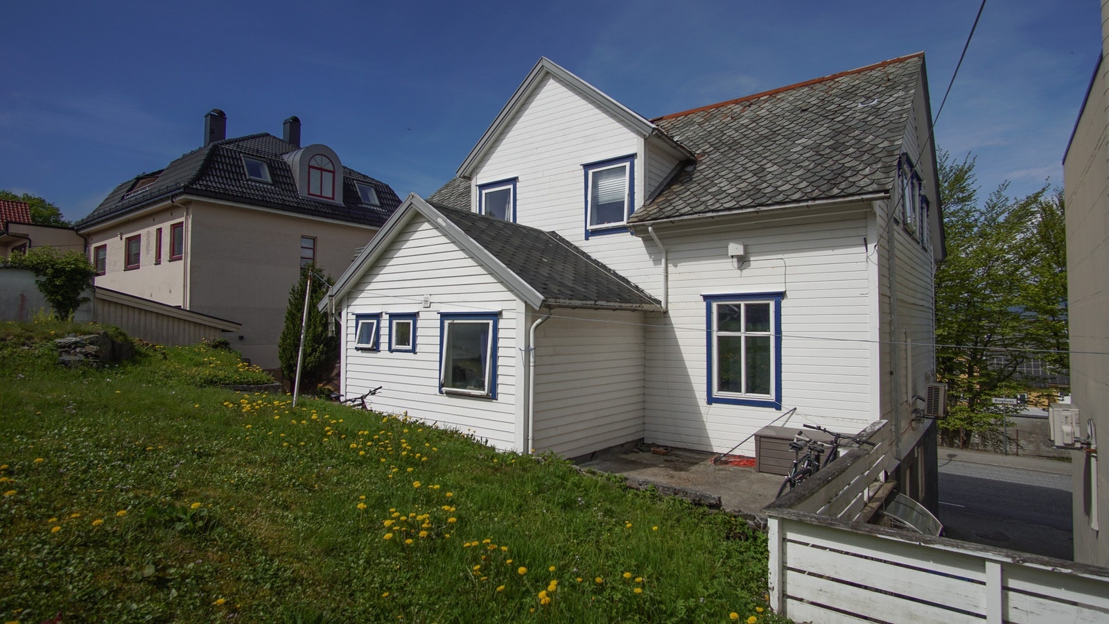 Eigedommen går over tre etasjar. Galleribilde