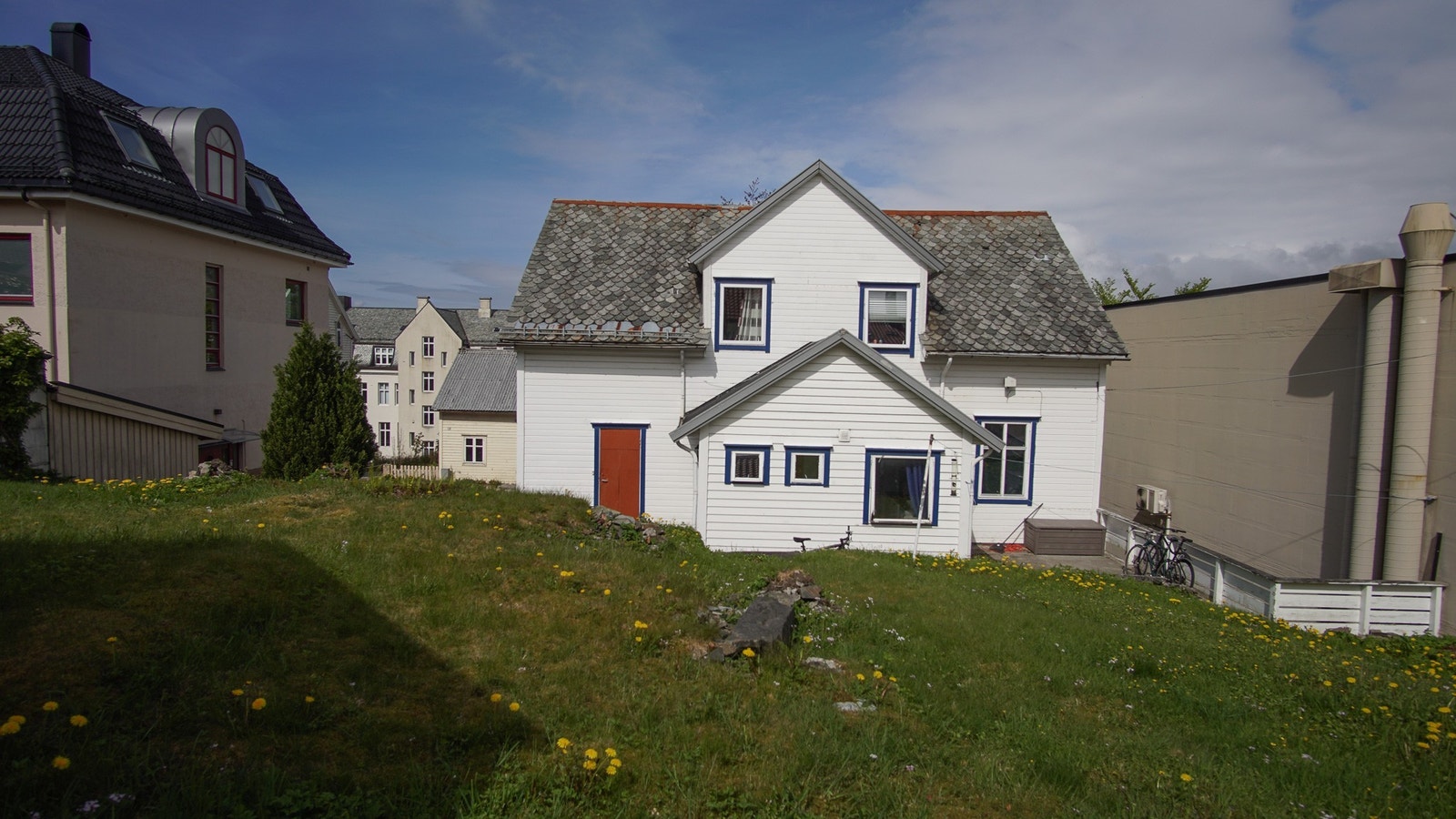 Huset sett frå sørsida med hagen framfor. Galleribilde