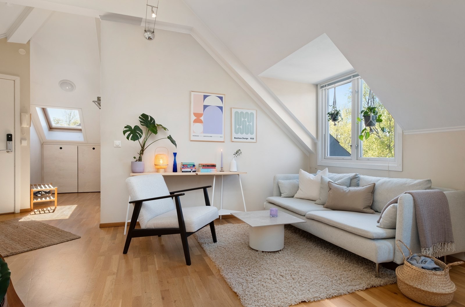 Byggets kobbhus bidrar til rikelig med naturlig lysinnslipp fra generøse vindusflater. Galleribilde