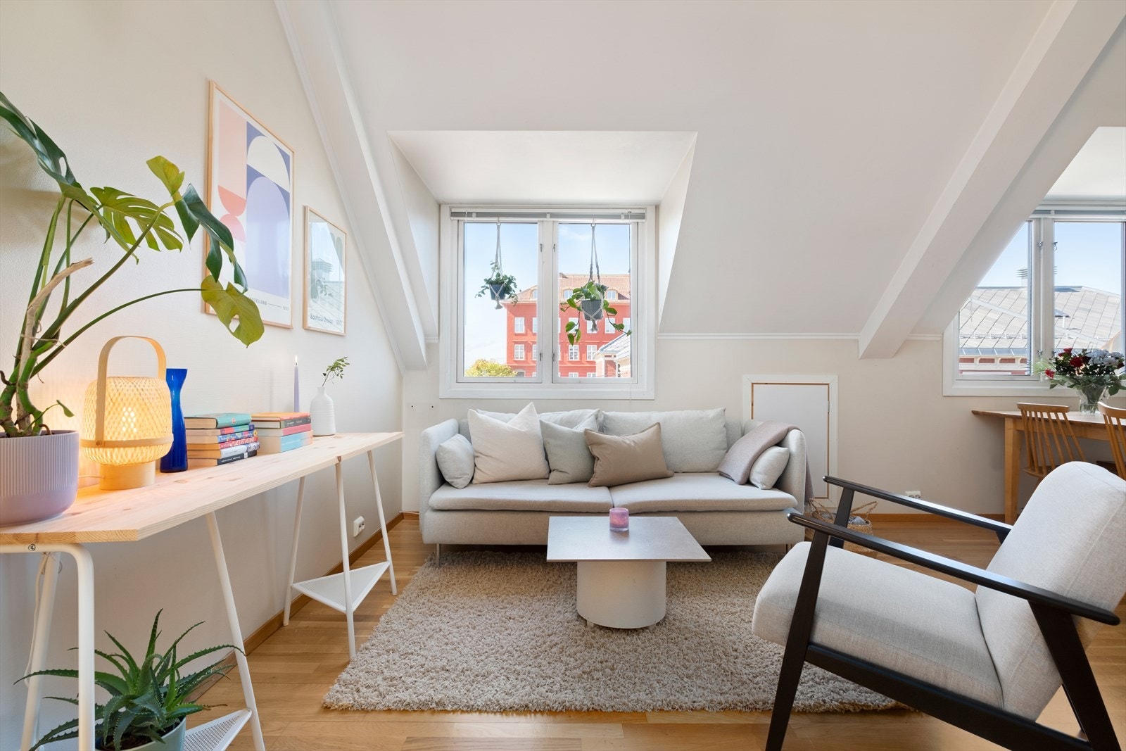 Leiligheten er totalt 53m² og byr på en åpen løsning mellom stue- og kjøkken, 2 flotte soverom på hver sin side av entreen og et flislagt bad. Galleribilde