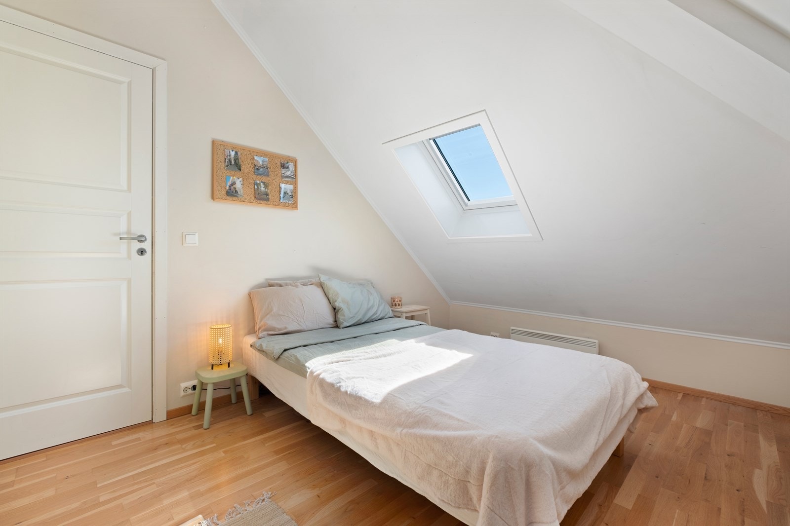 Første soverommet er av god størrelse på 9m², og gir rom for gode møbleringsmuligheter og oppbevaringsplass. Galleribilde